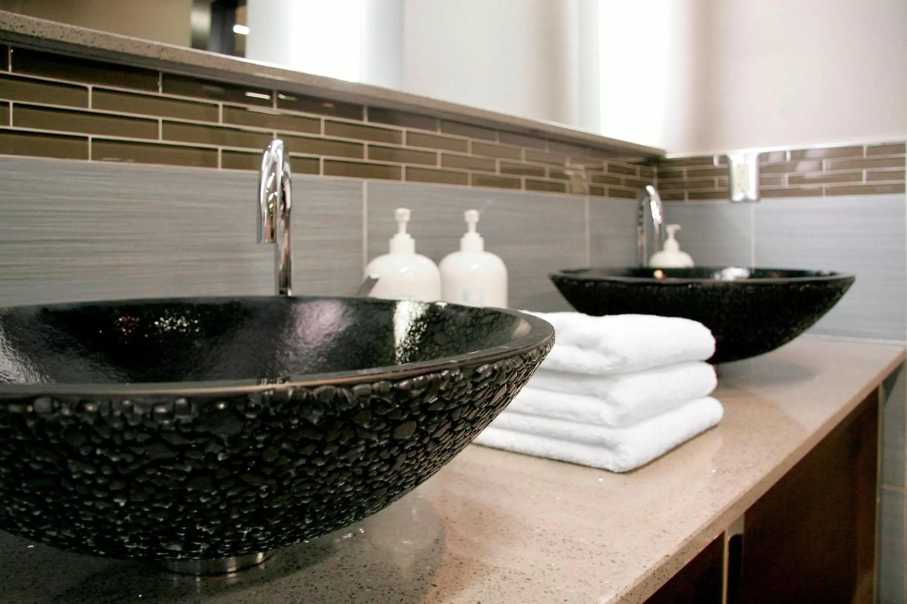 Lounge or bar, Bathroom in Sheraton Anchorage Hotel