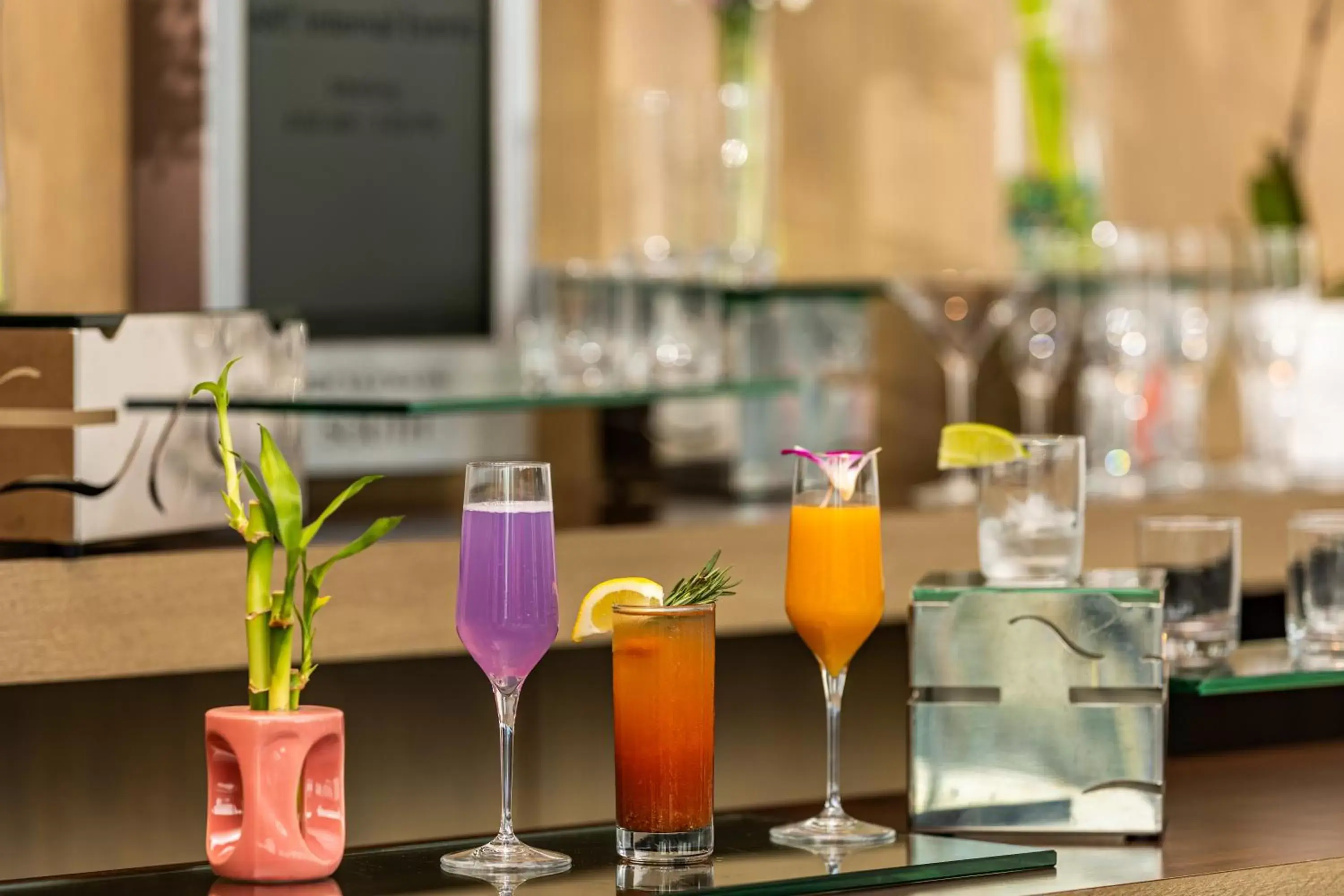 Lounge or bar, Drinks in The Art Hotel Denver, Curio Collection by Hilton