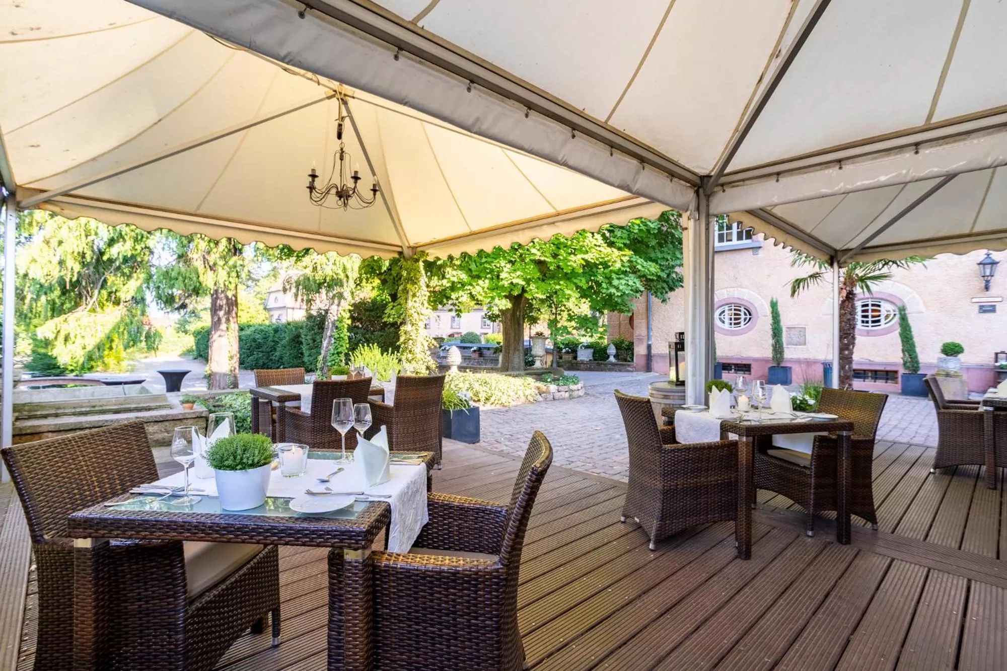 Restaurant/places to eat in Hotel Schloss Edesheim