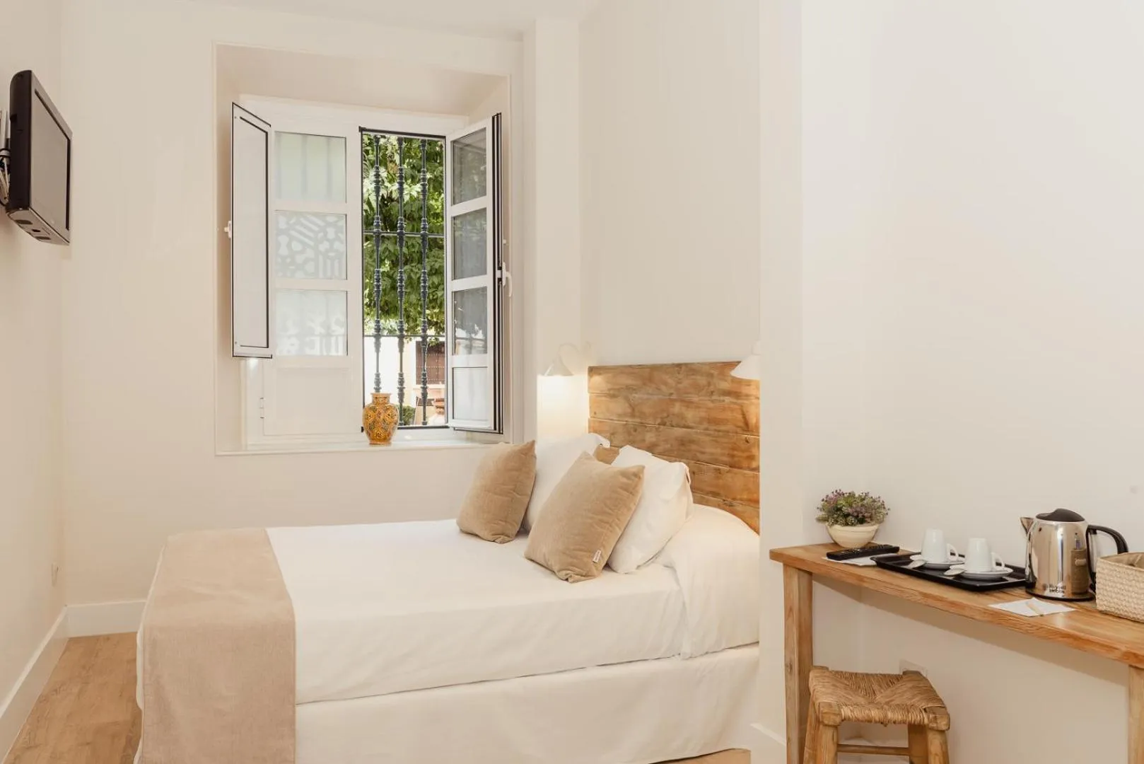 Photo of the whole room, Bed in Hotel Boutique Elvira Plaza