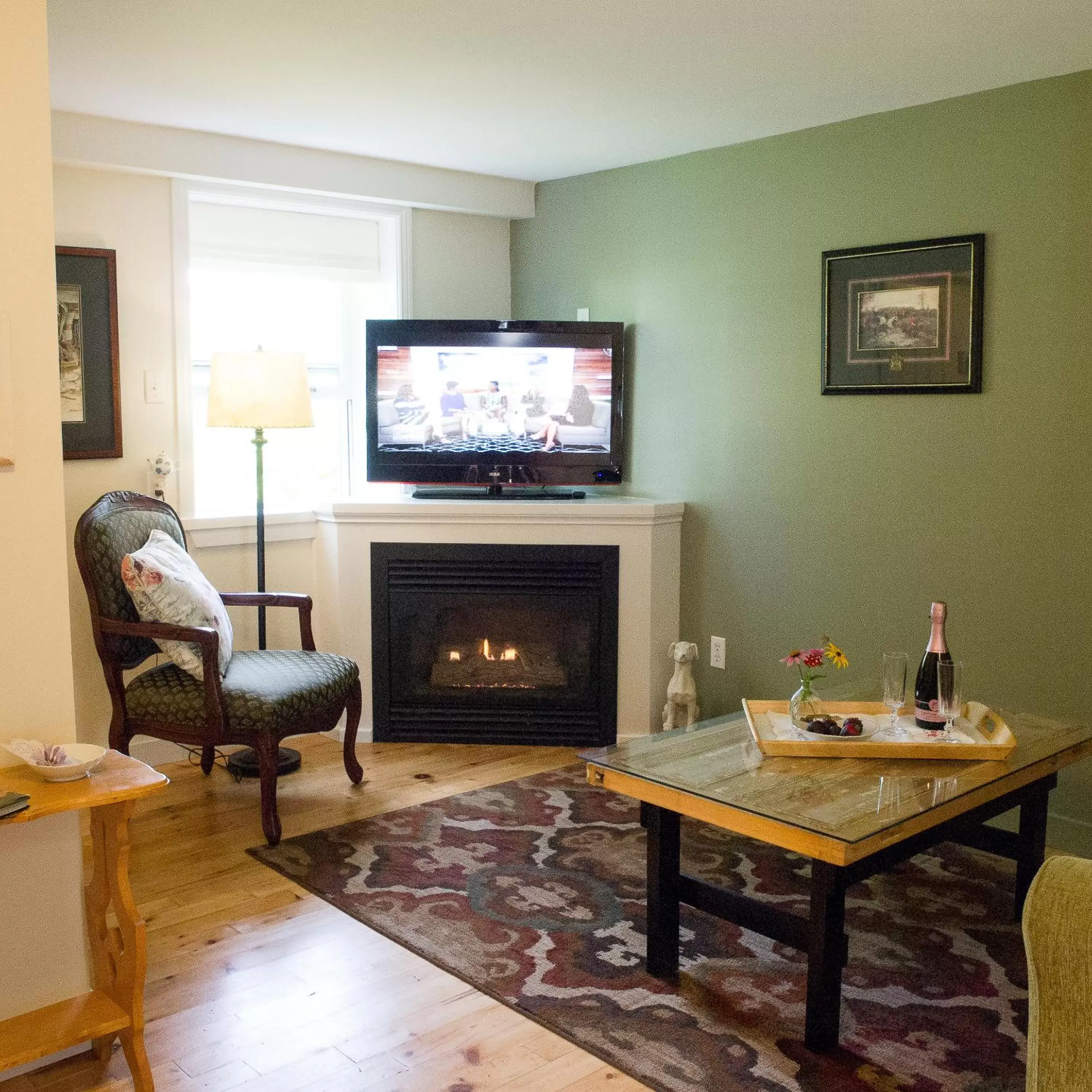 Living room, TV/Entertainment Center in Farmhouse Inn B&B