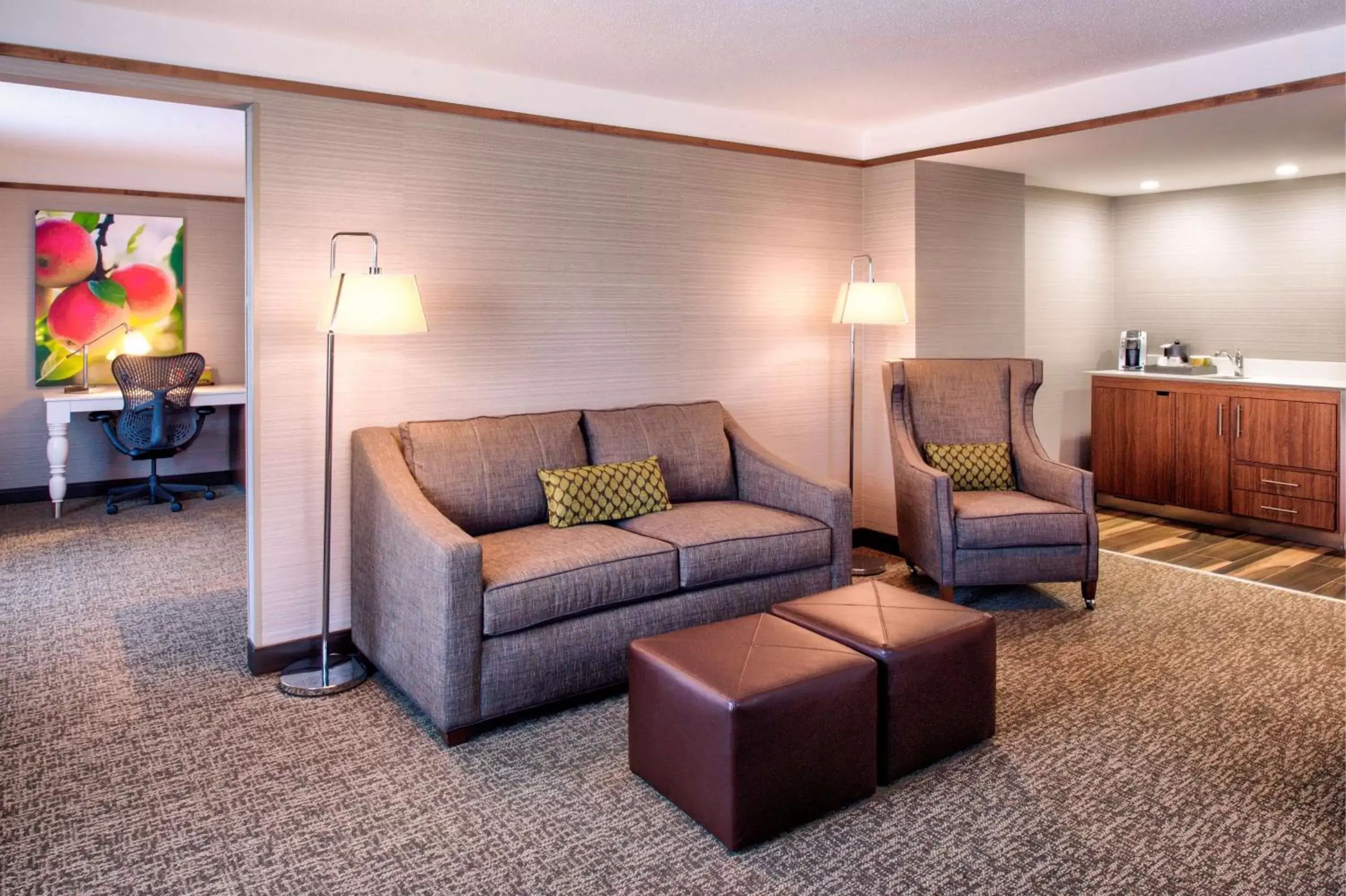 Bedroom, Seating Area in Hilton Garden Inn Detroit Southfield