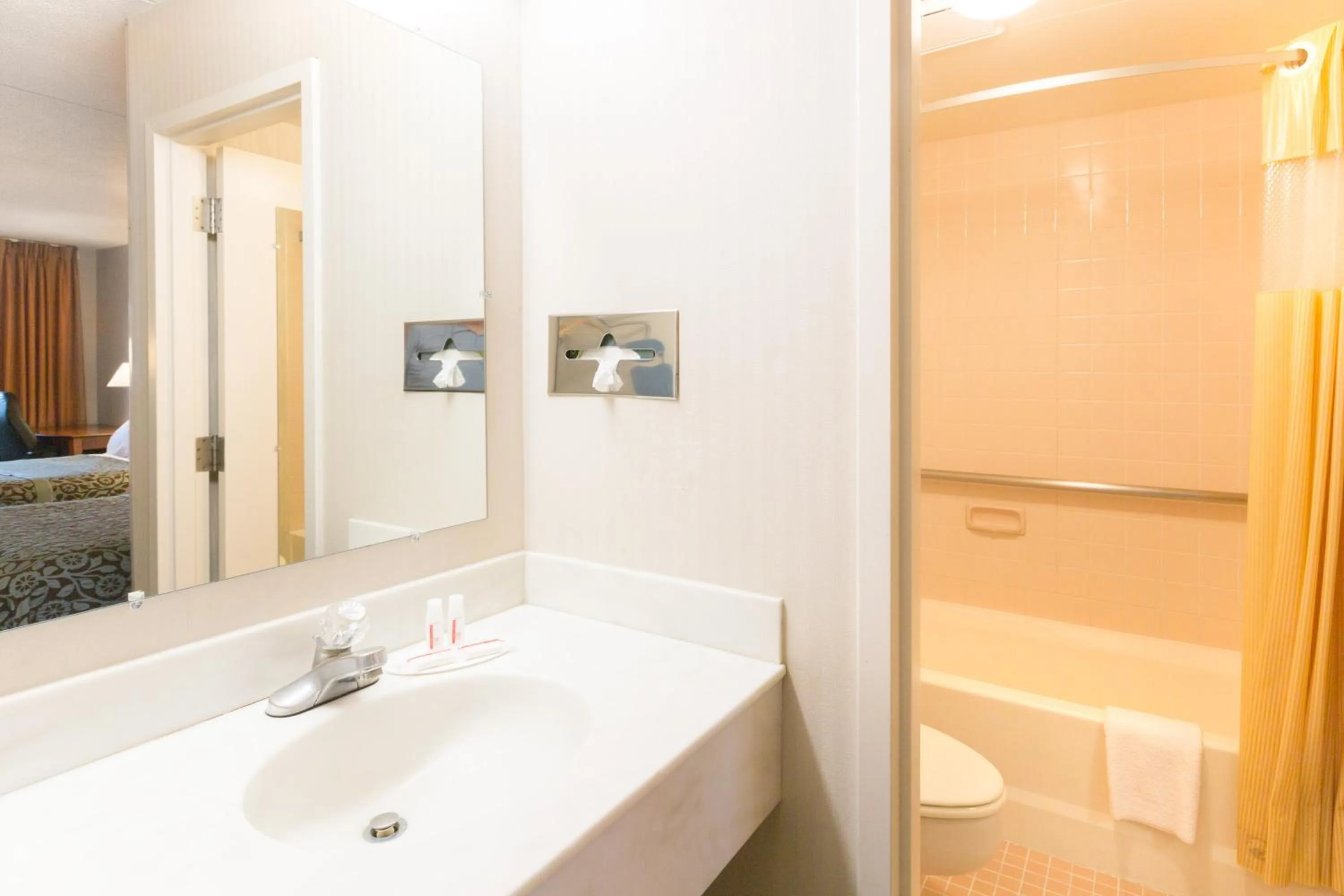 Standard Room with Two Double Beds - Smoking in Days Inn by Wyndham Richmond