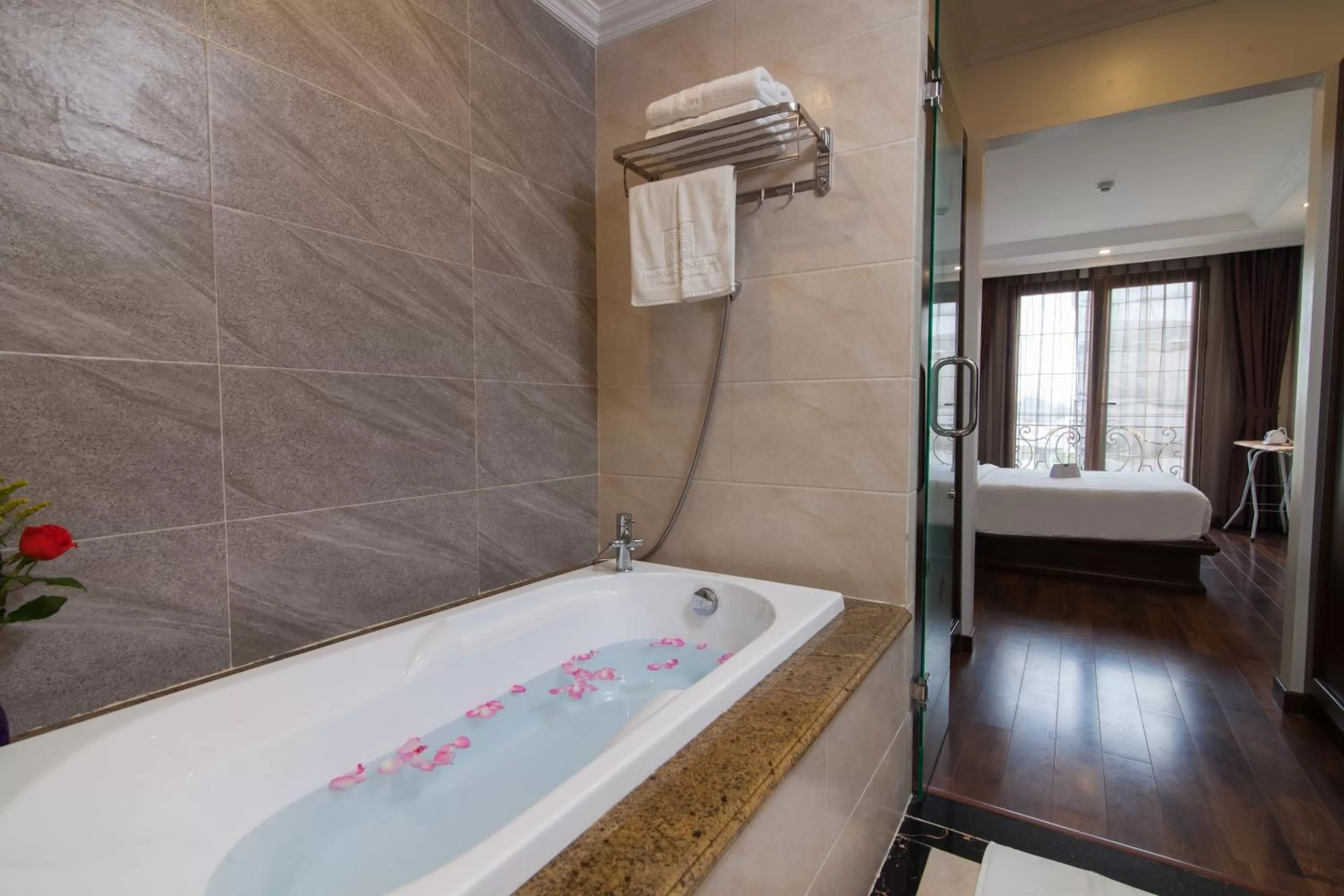 Hot Tub in Hanoi Calista Hotel & Spa