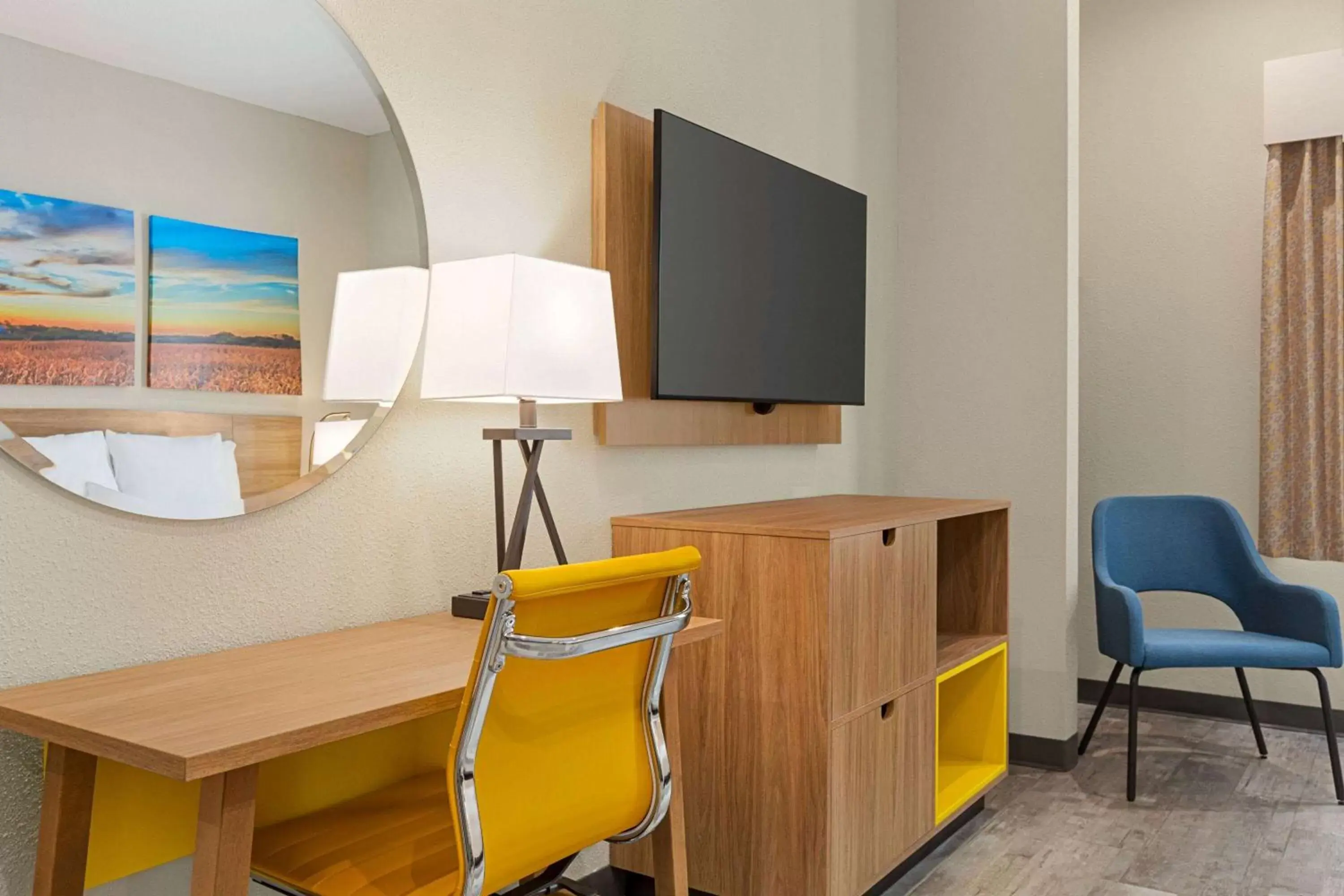 Bed, TV/Entertainment Center in Days Inn & Suites by Wyndham Greater Tomball