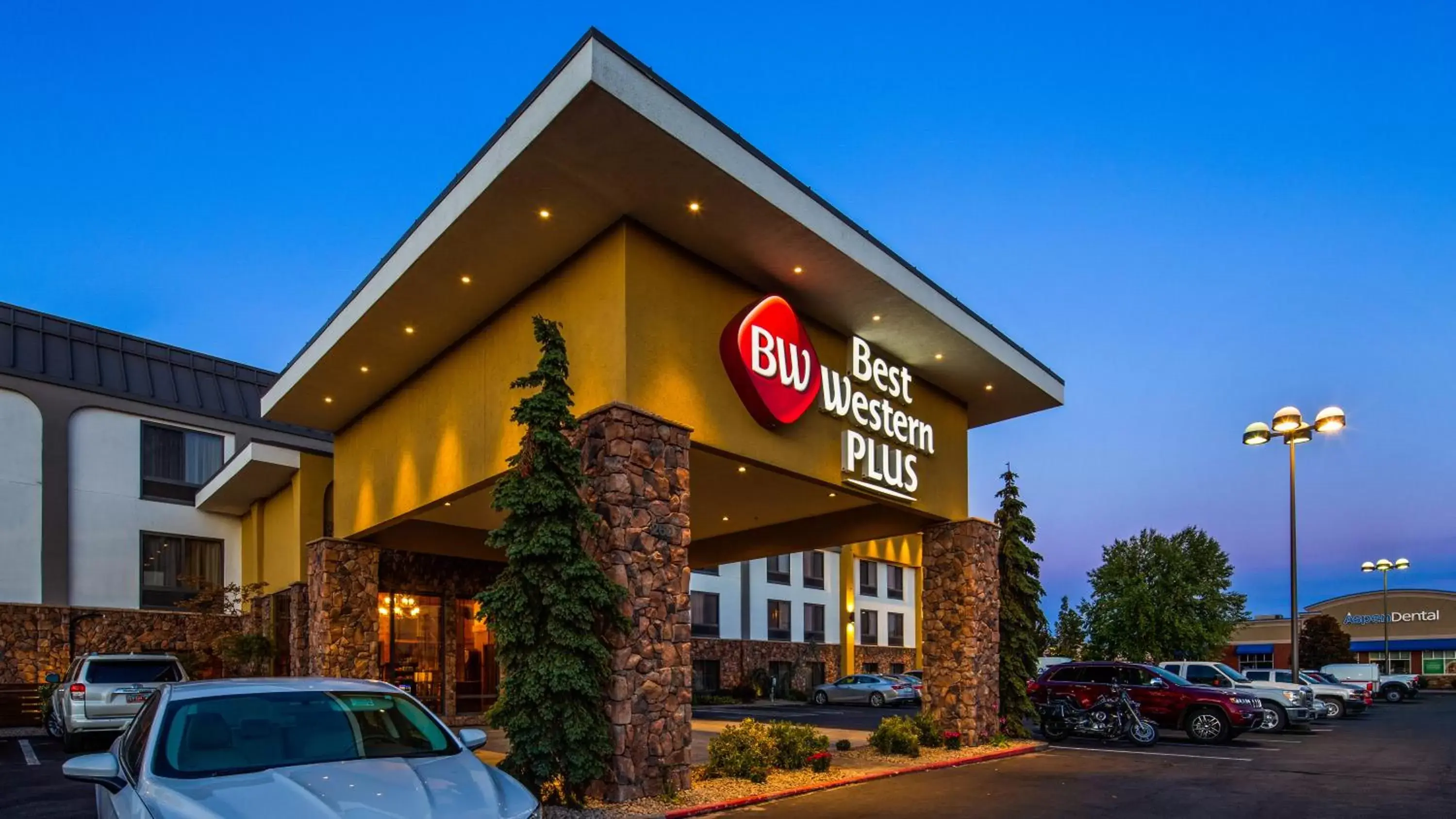 Facade/entrance, Property Building in Best Western Plus Olympic Inn