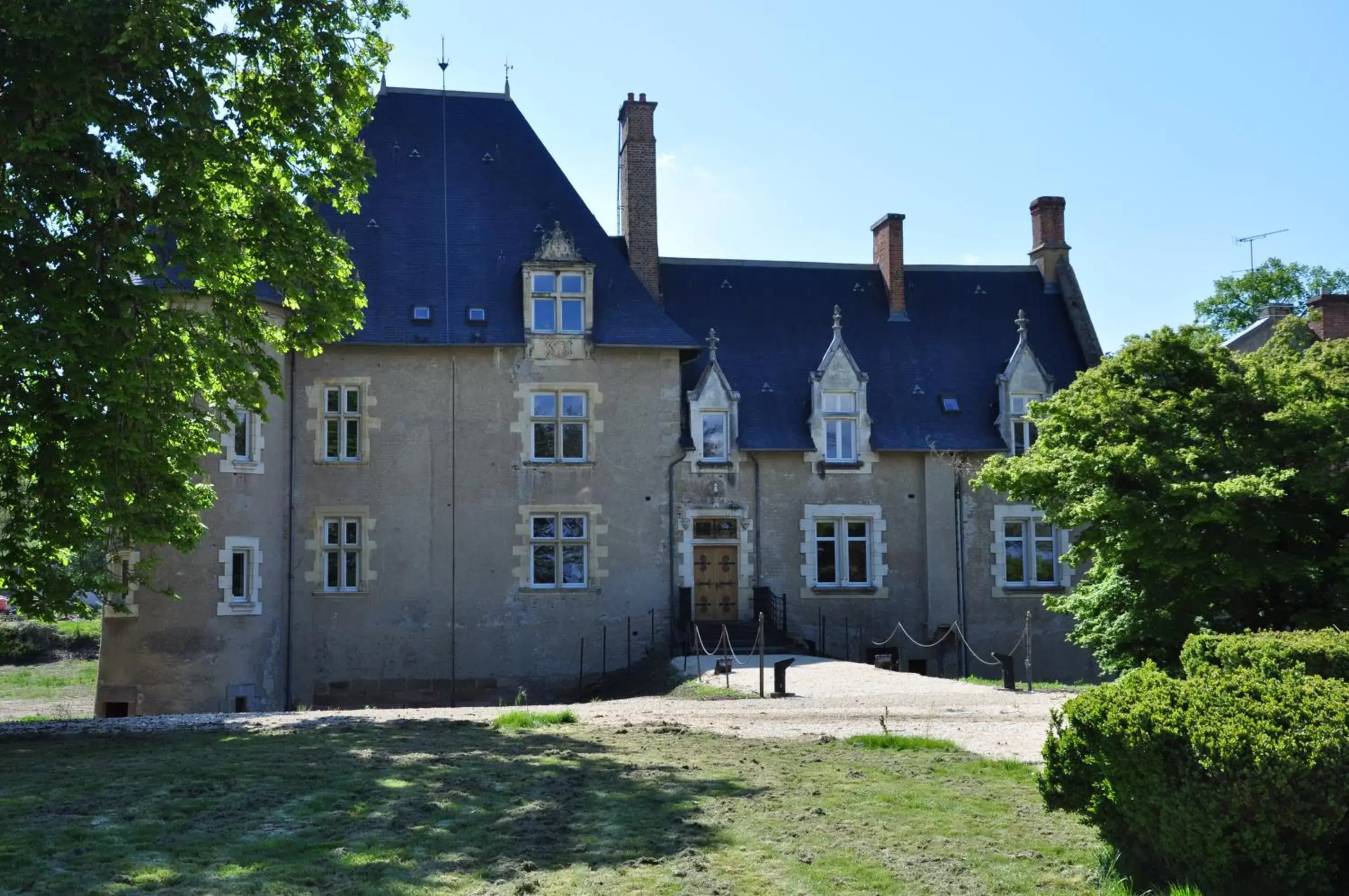 Property Building in Château Origny