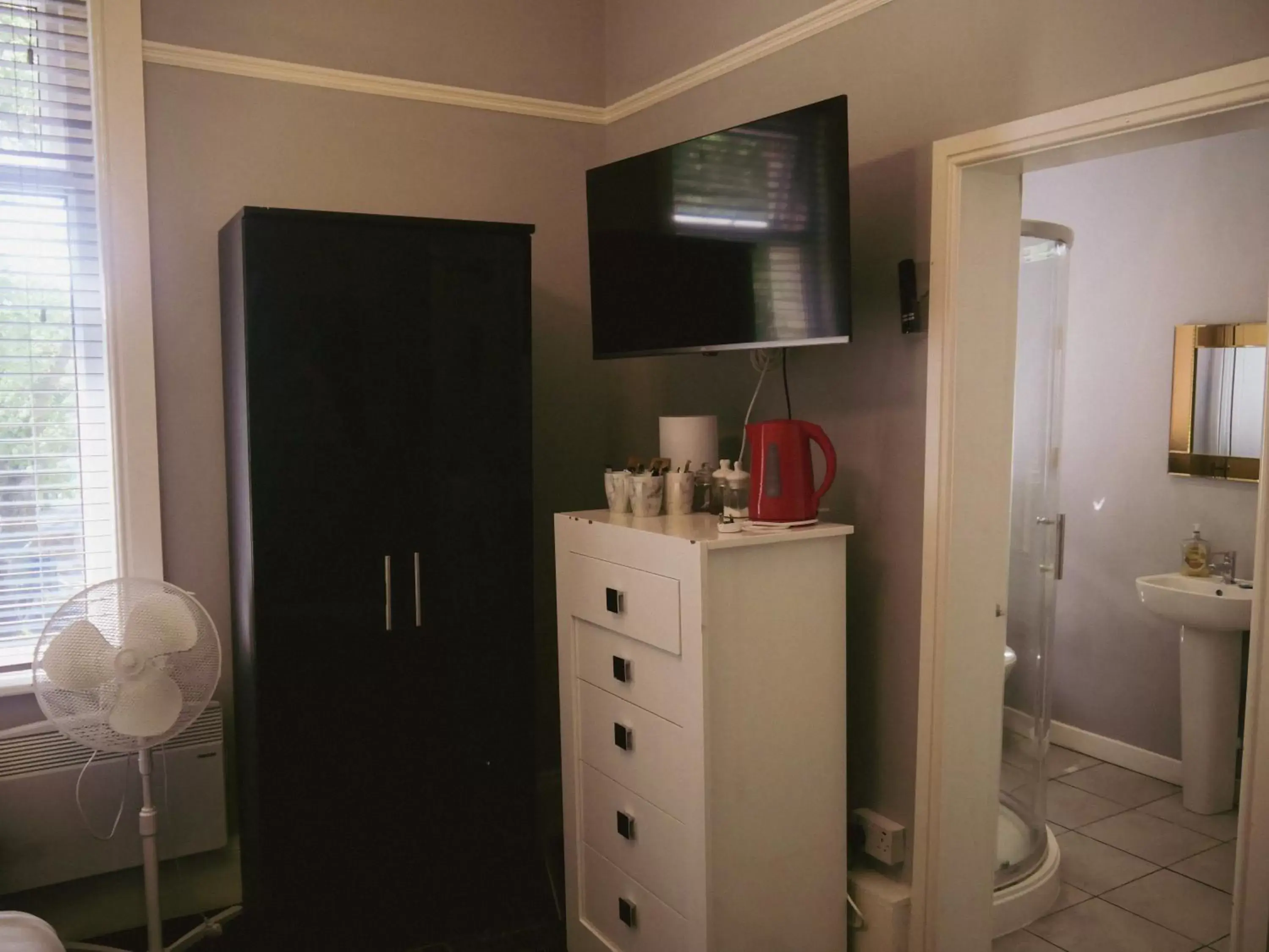Bathroom, TV/Entertainment Center in Hotel Anfield