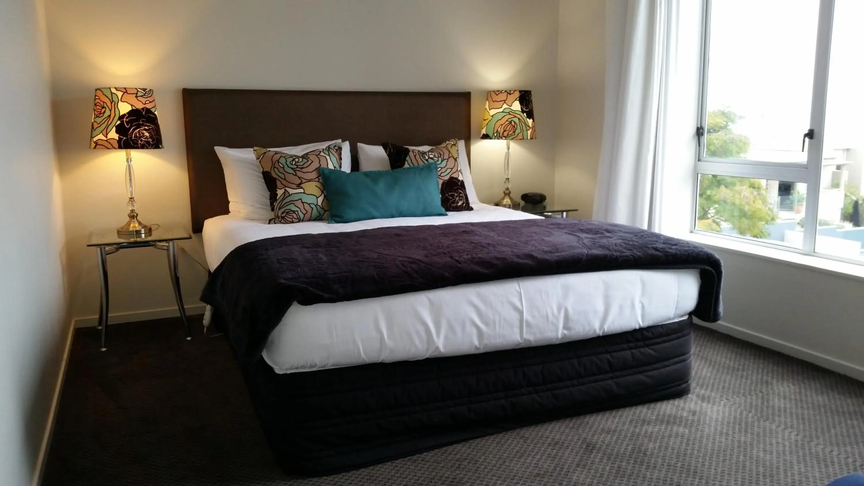 Bedroom, Bed in The Cove- On The Lake