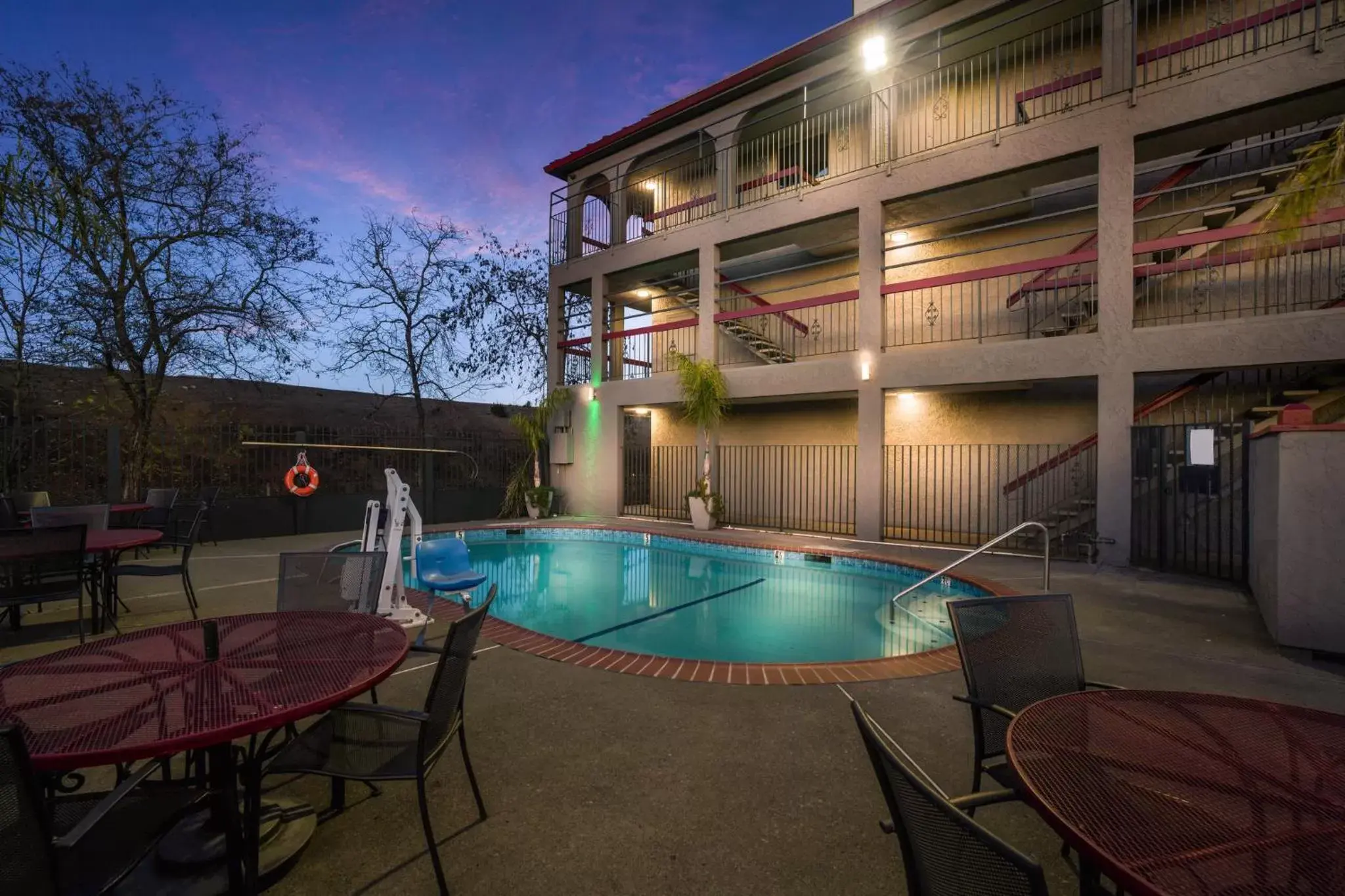 Property building, Swimming Pool in Red Roof Inn Stockton