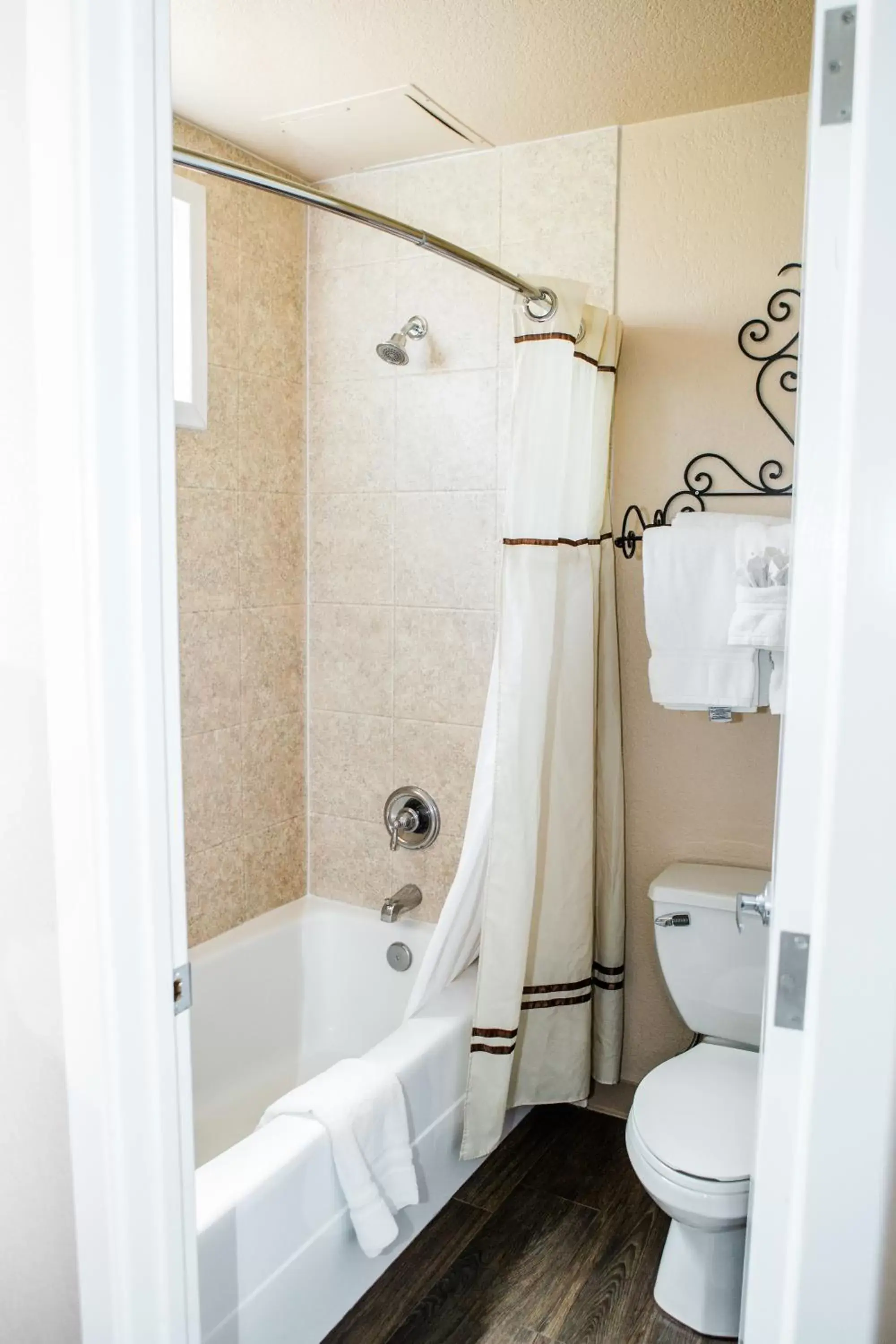 Shower, Bathroom in Casa Ojai Inn