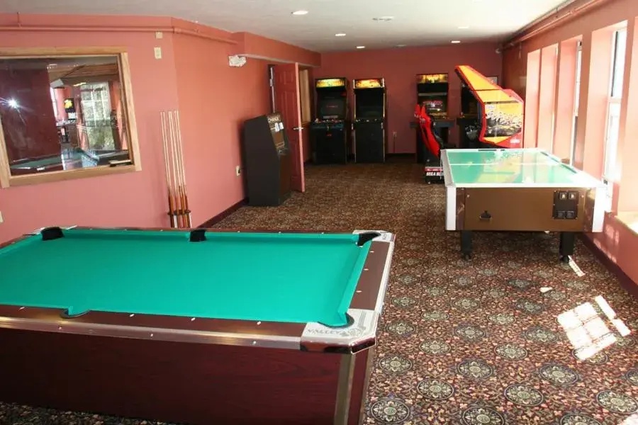 Game Room, Billiards in Crown Choice Inn & Suites Lakeview and Waterpark