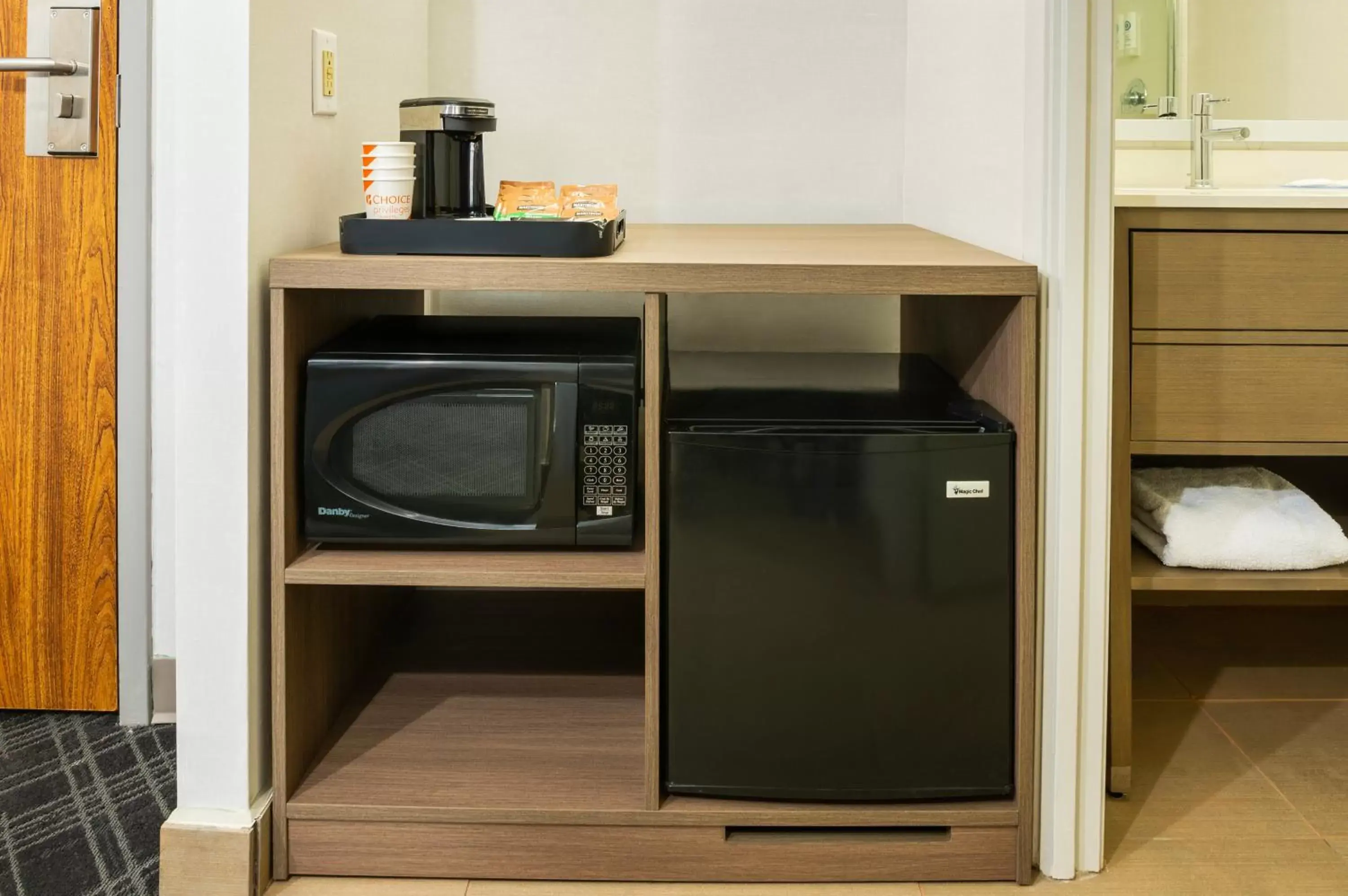 minibar, TV/Entertainment Center in Comfort Inn & Suites Barrie