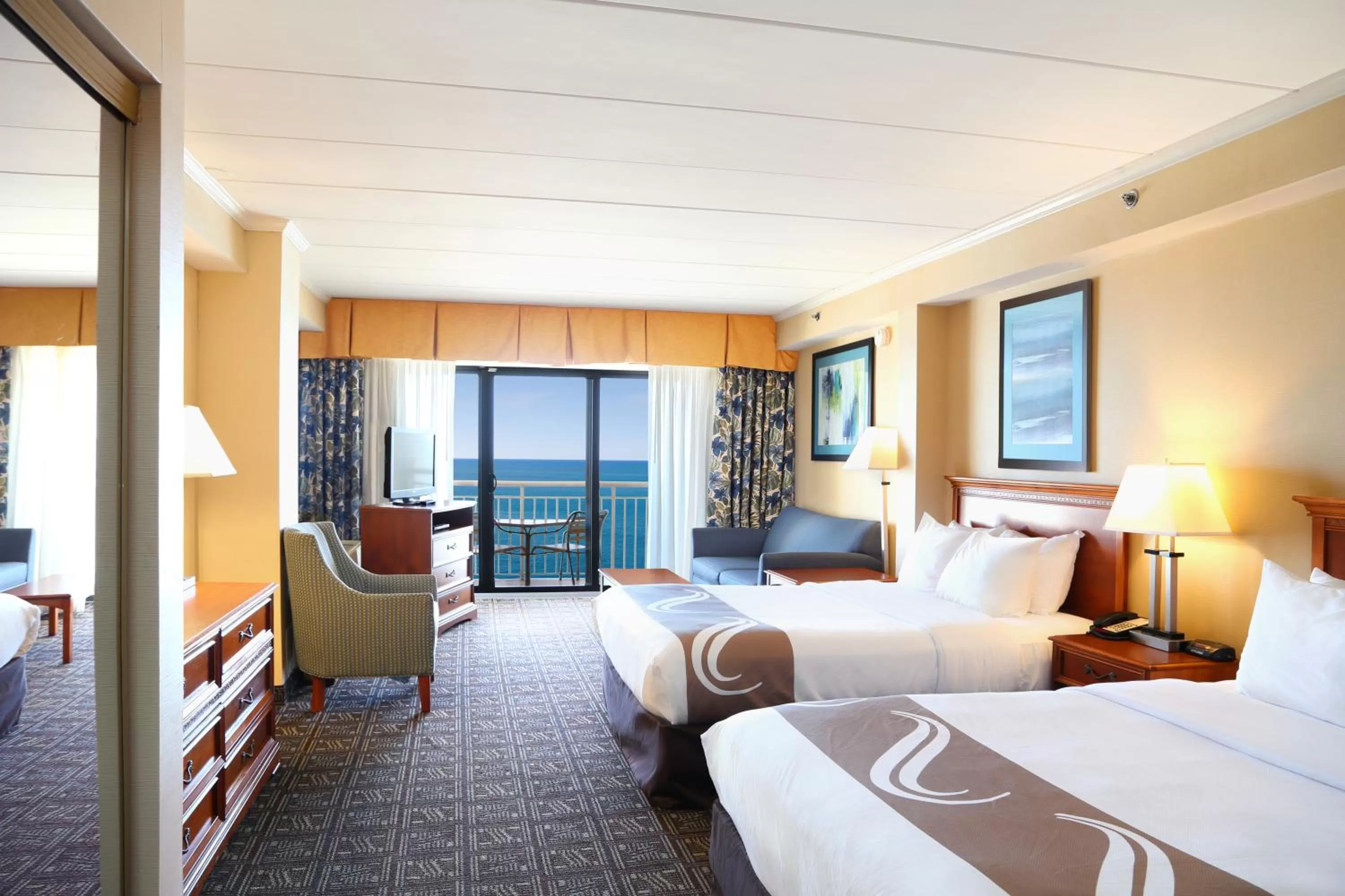 Living room, Bed in Quality Inn Boardwalk