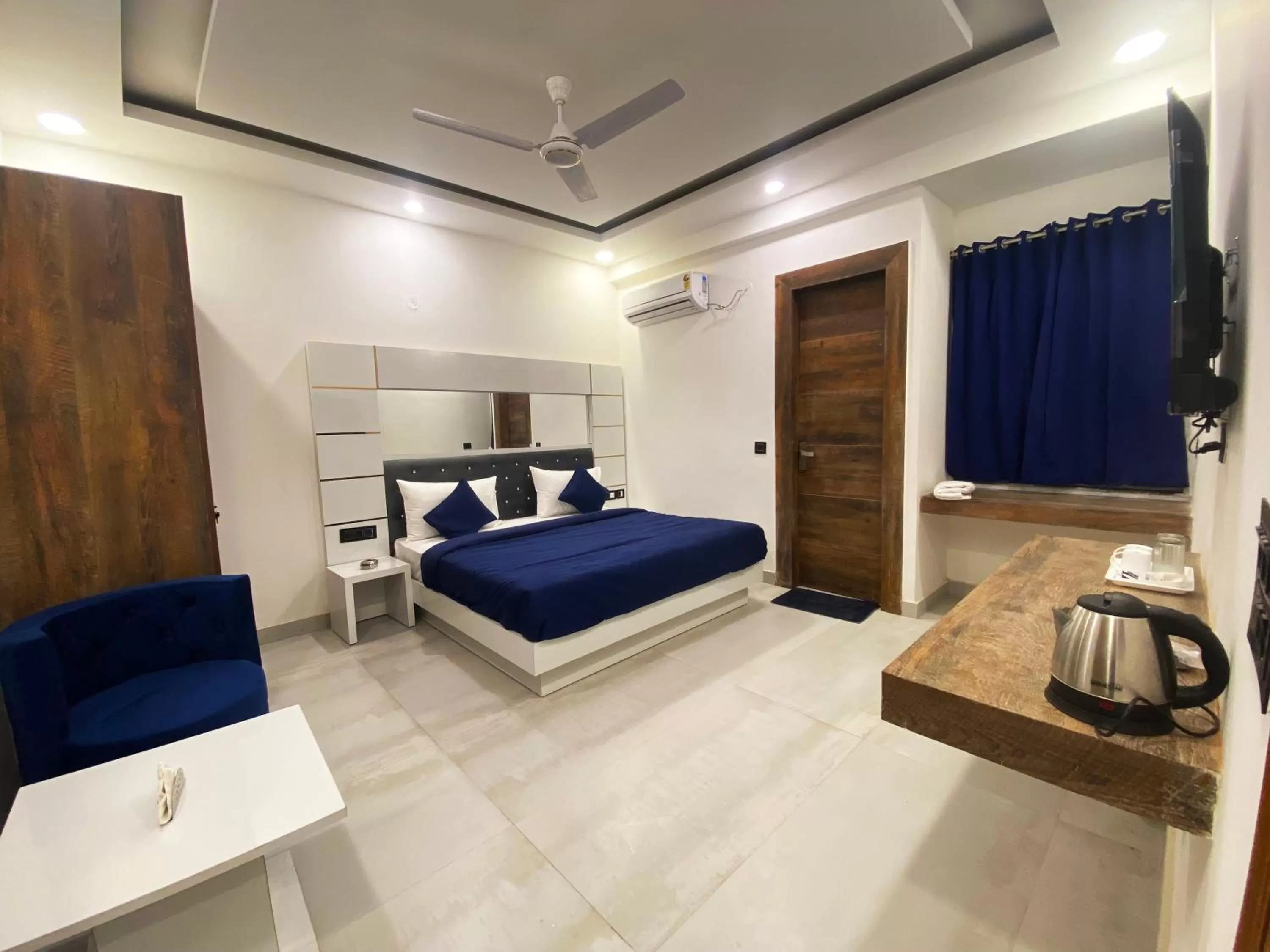 Bed in The Metro Stay By F9 Hotels-Near Sector 18 Metro Station Noida