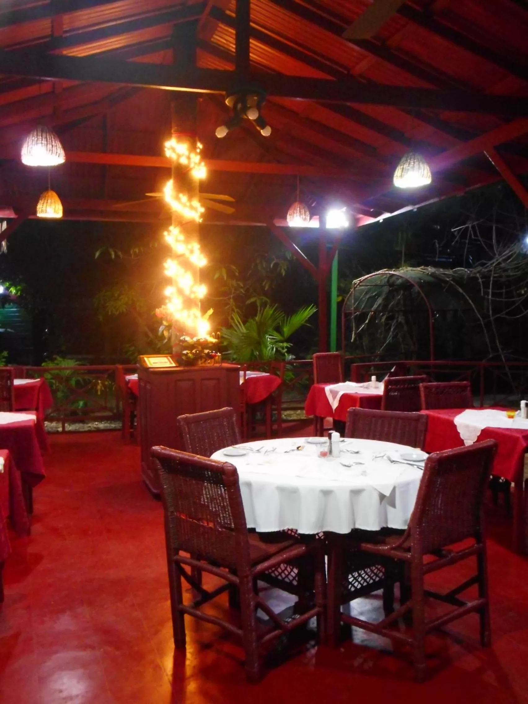 Restaurant/Places to Eat in Lighthouse Inn 2