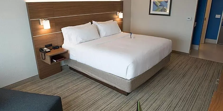 Bed in Holiday Inn Express & Suites - Louisville N - Jeffersonville, an IHG Hotel