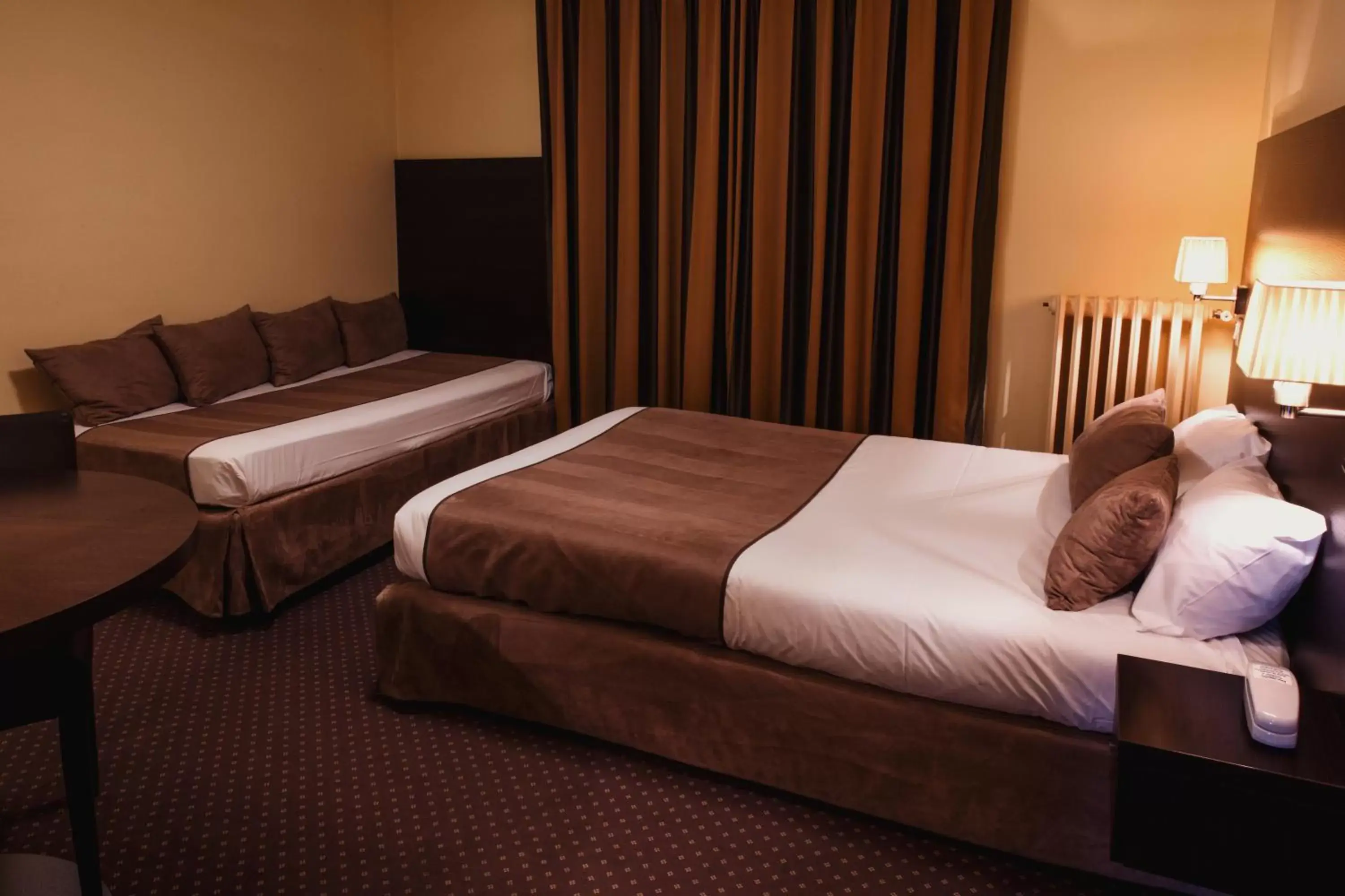 Bedroom, Bed in Hotel Astrid Caen centre