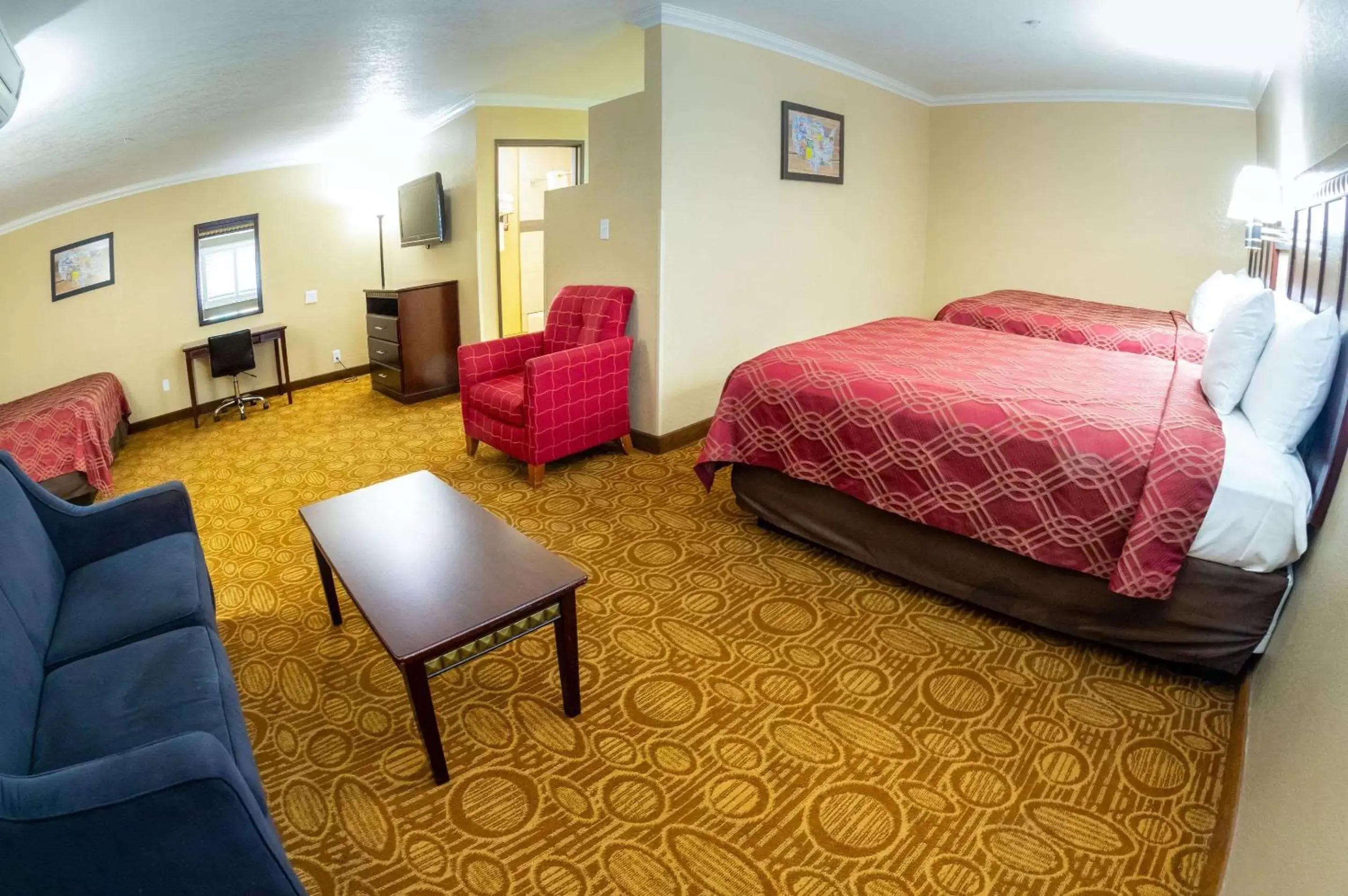 Photo of the whole room, Bed in Econo Lodge Inn & Suites Fallbrook Downtown