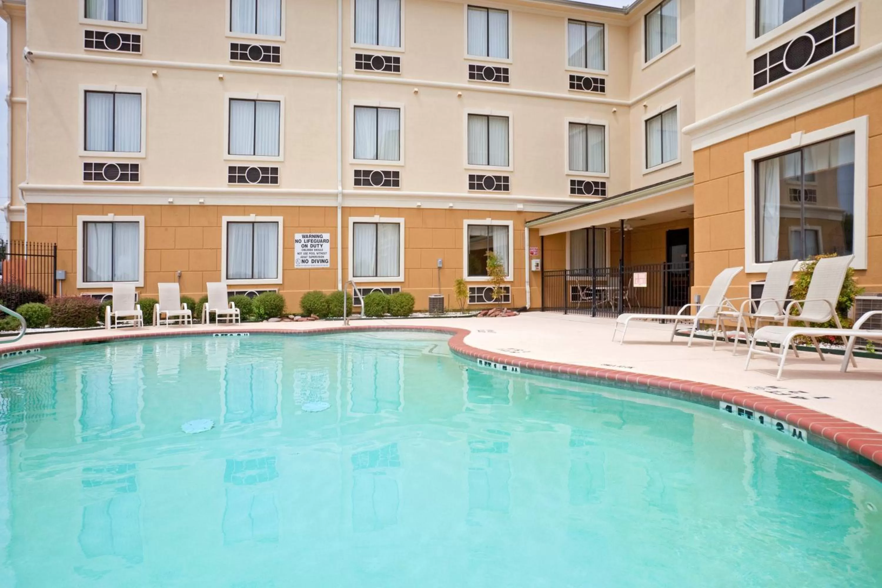 Swimming pool in Holiday Inn Express Hotel & Suites Mount Pleasant by IHG