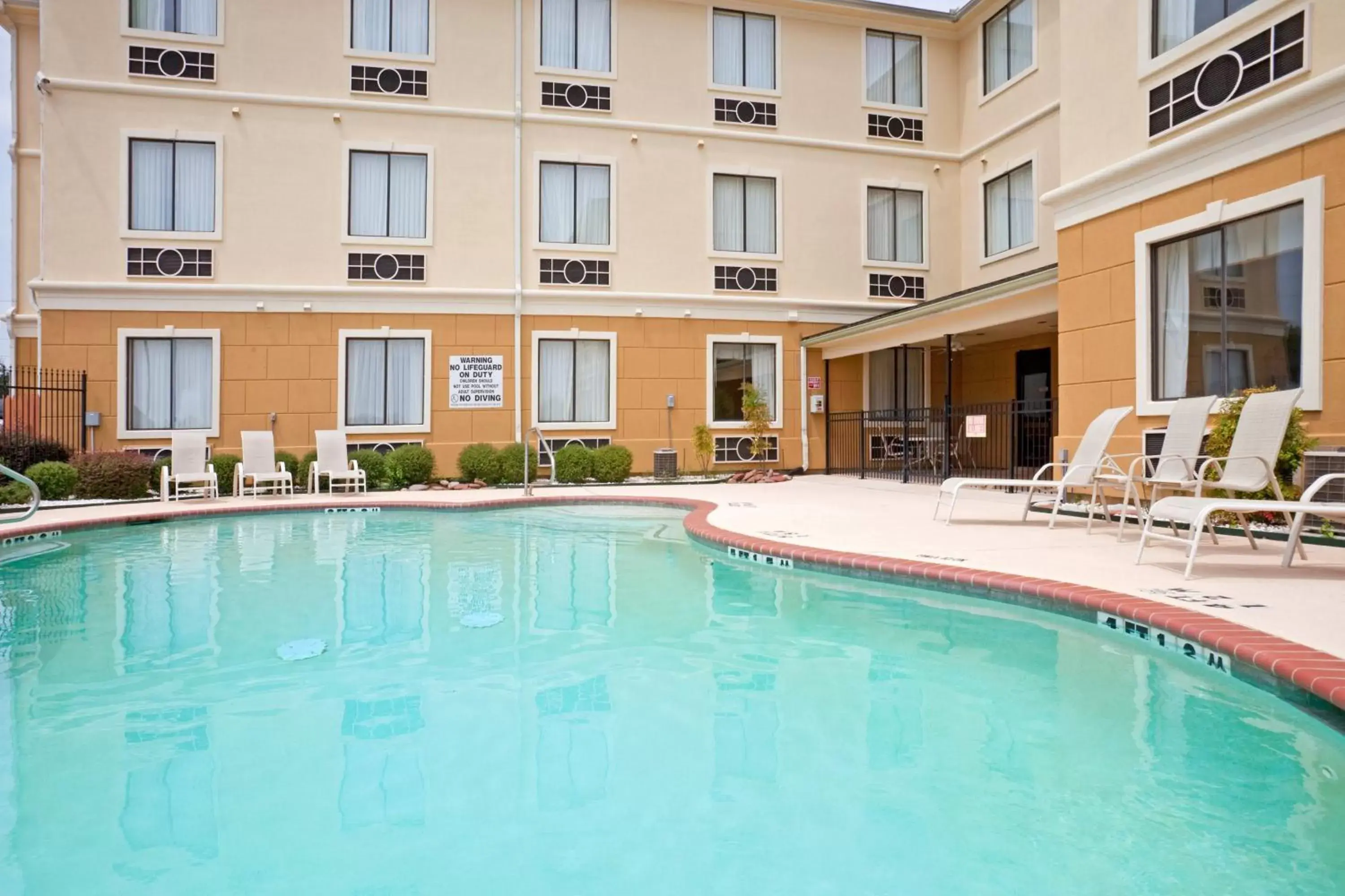 Swimming Pool in Holiday Inn Express Hotel & Suites Mount Pleasant, an IHG Hotel
