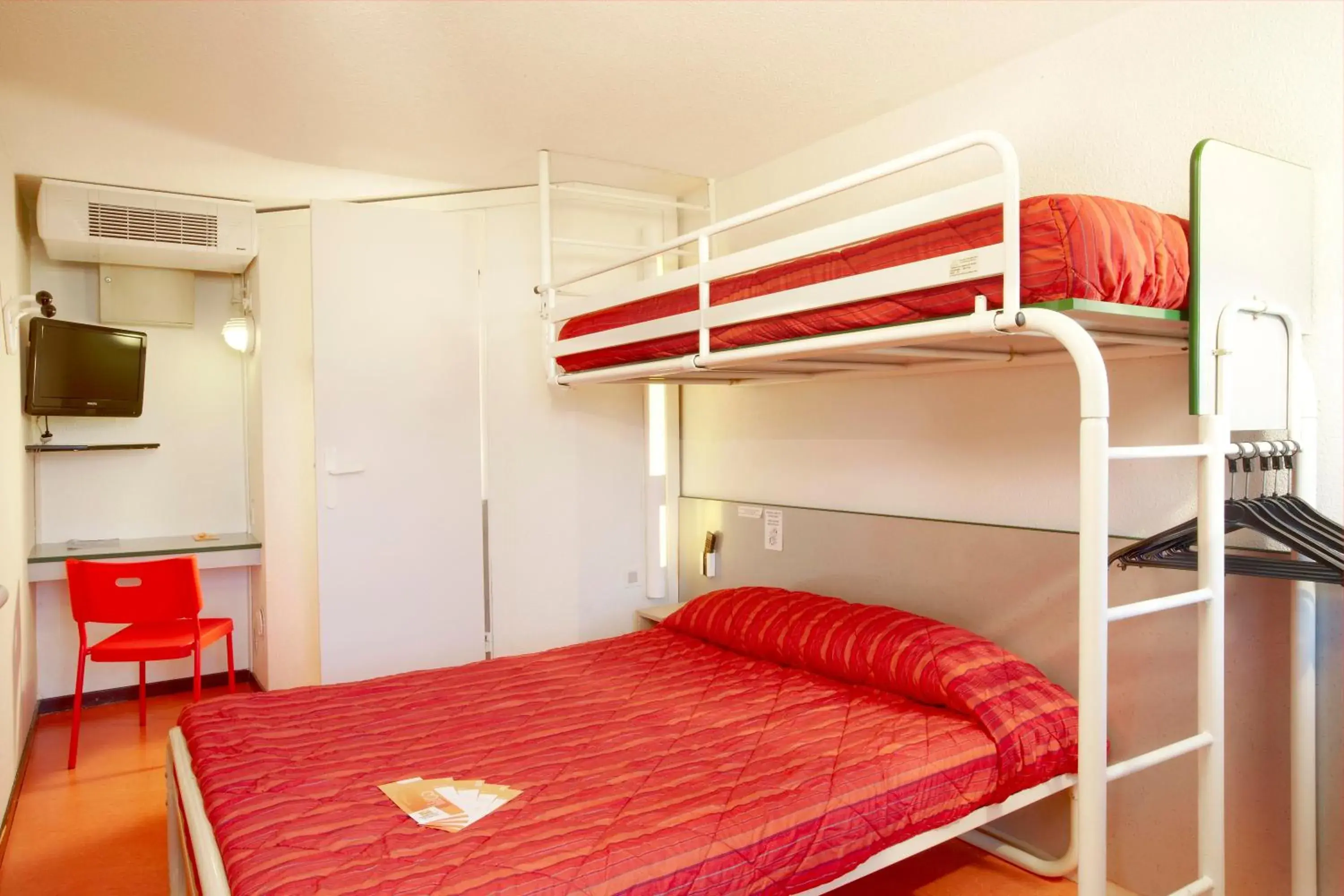 Photo of the whole room, Bunk Bed in Premiere Classe Salon De Provence