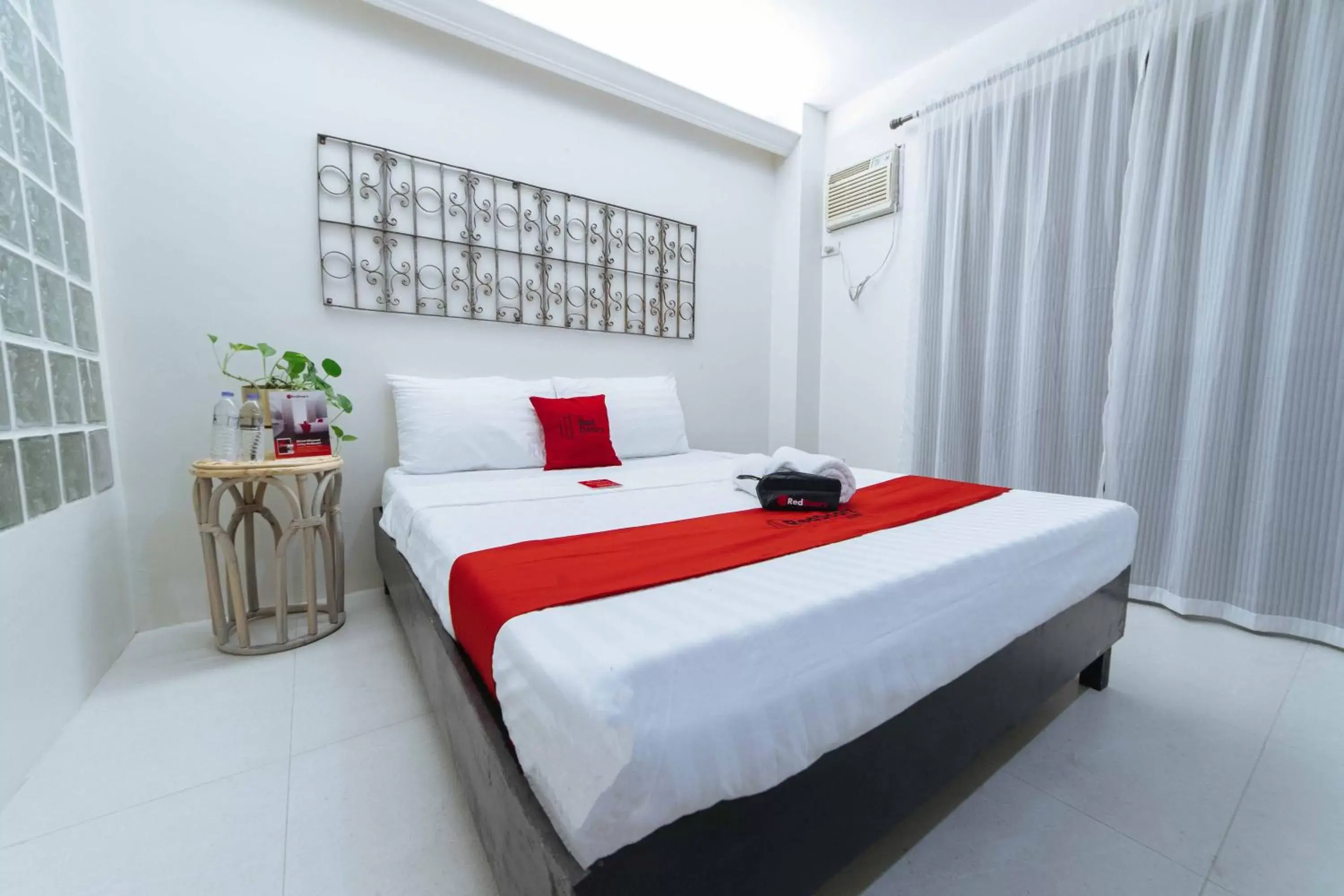 Bedroom, Bed in RedDoorz @ Ledesco Avenue Lapaz Iloilo