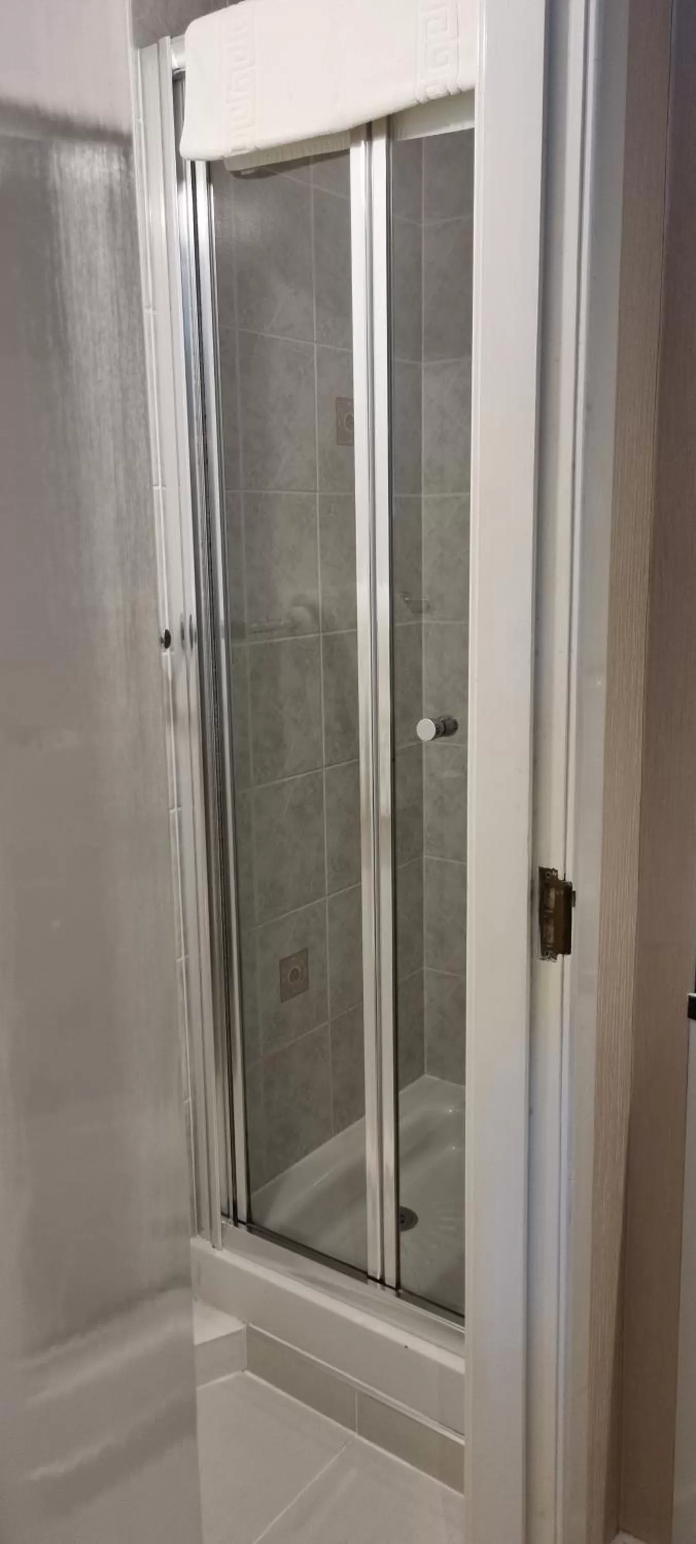 Shower in Sunninghill Hotel