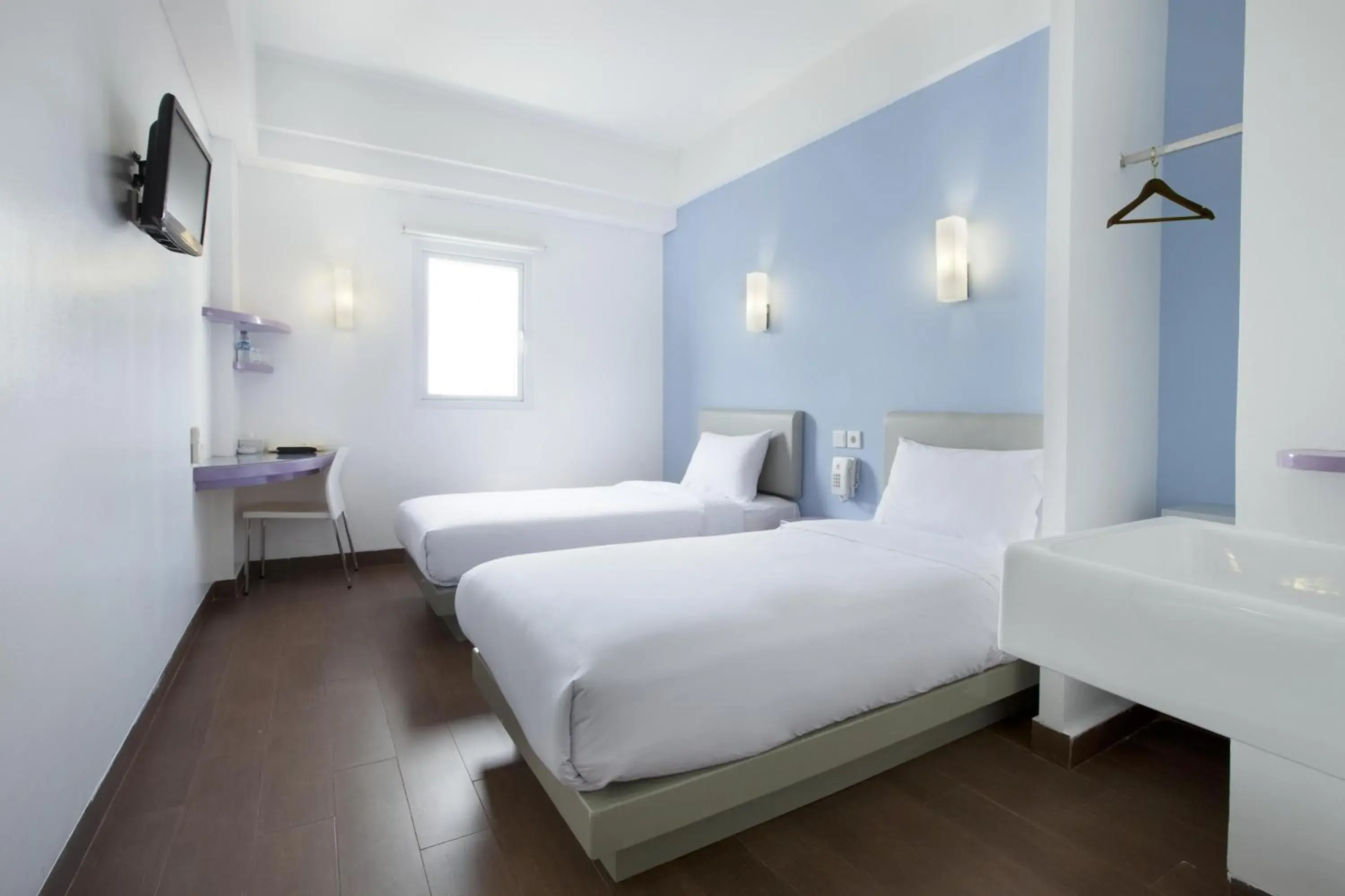 Photo of the whole room, Bed in Amaris Hotel Bandara Soekarno Hatta