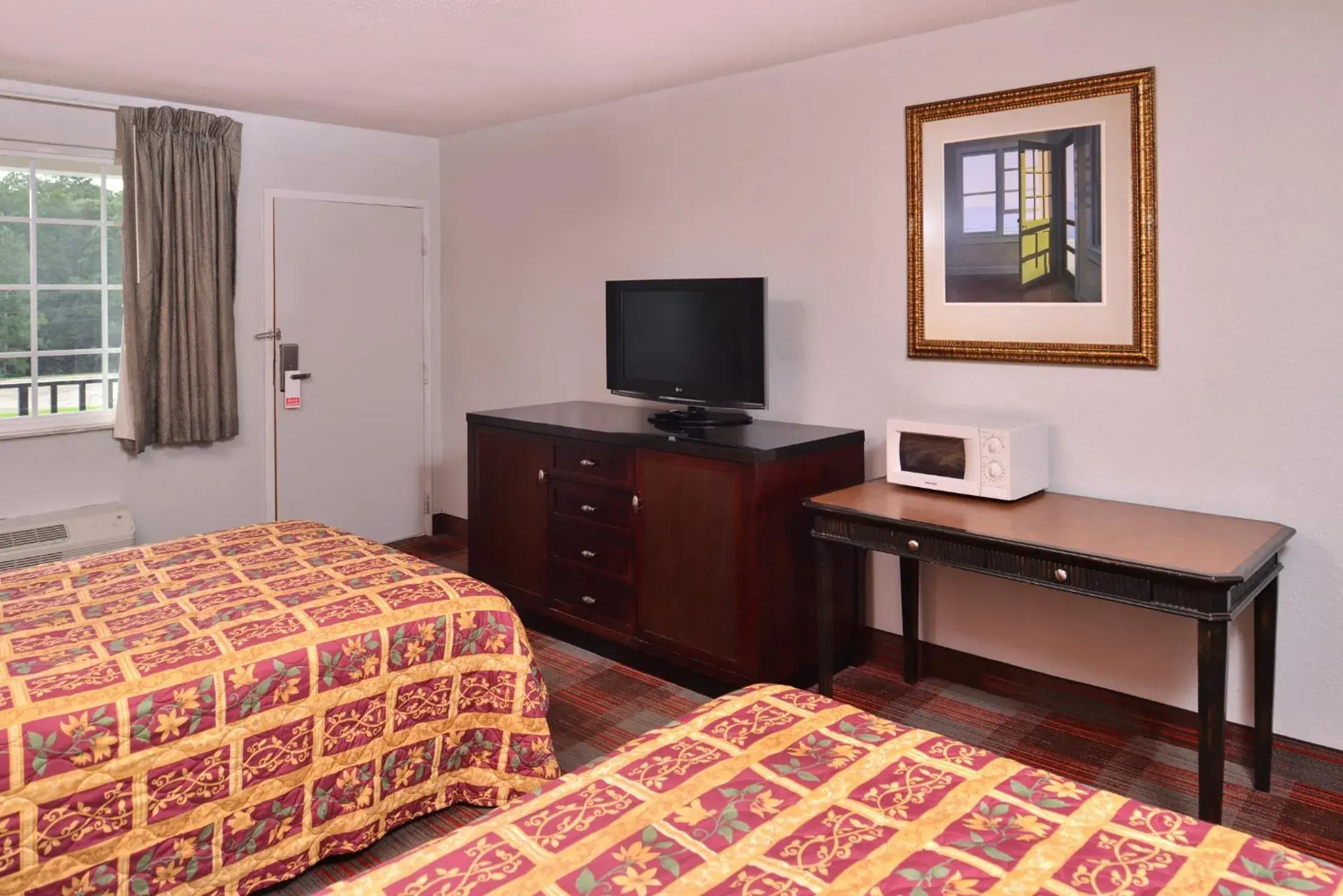 Bedroom, TV/Entertainment Center in Americas Best Value Inn Richmond South