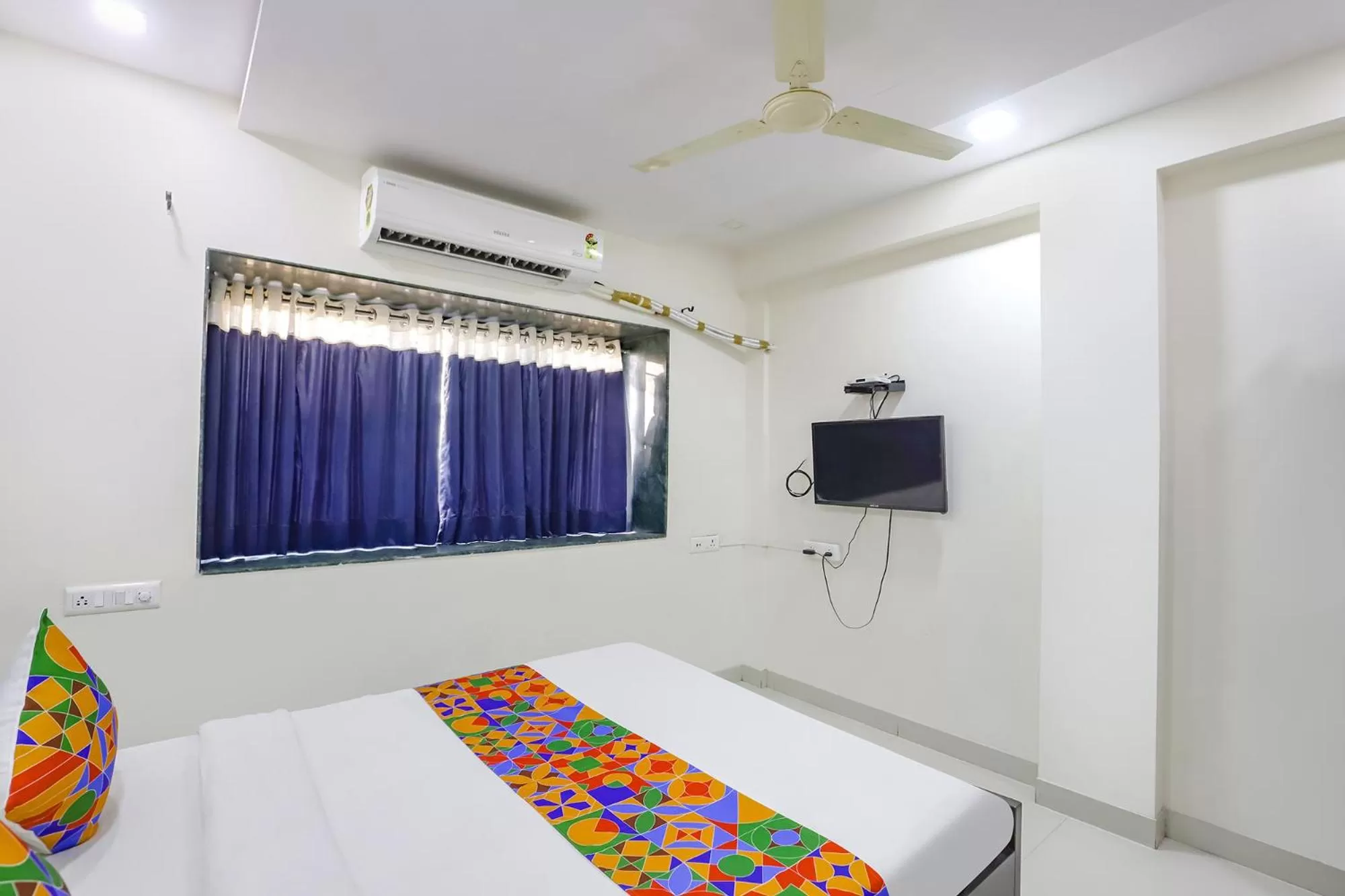 Bed, TV/Entertainment Center in FabHotel Villa 31