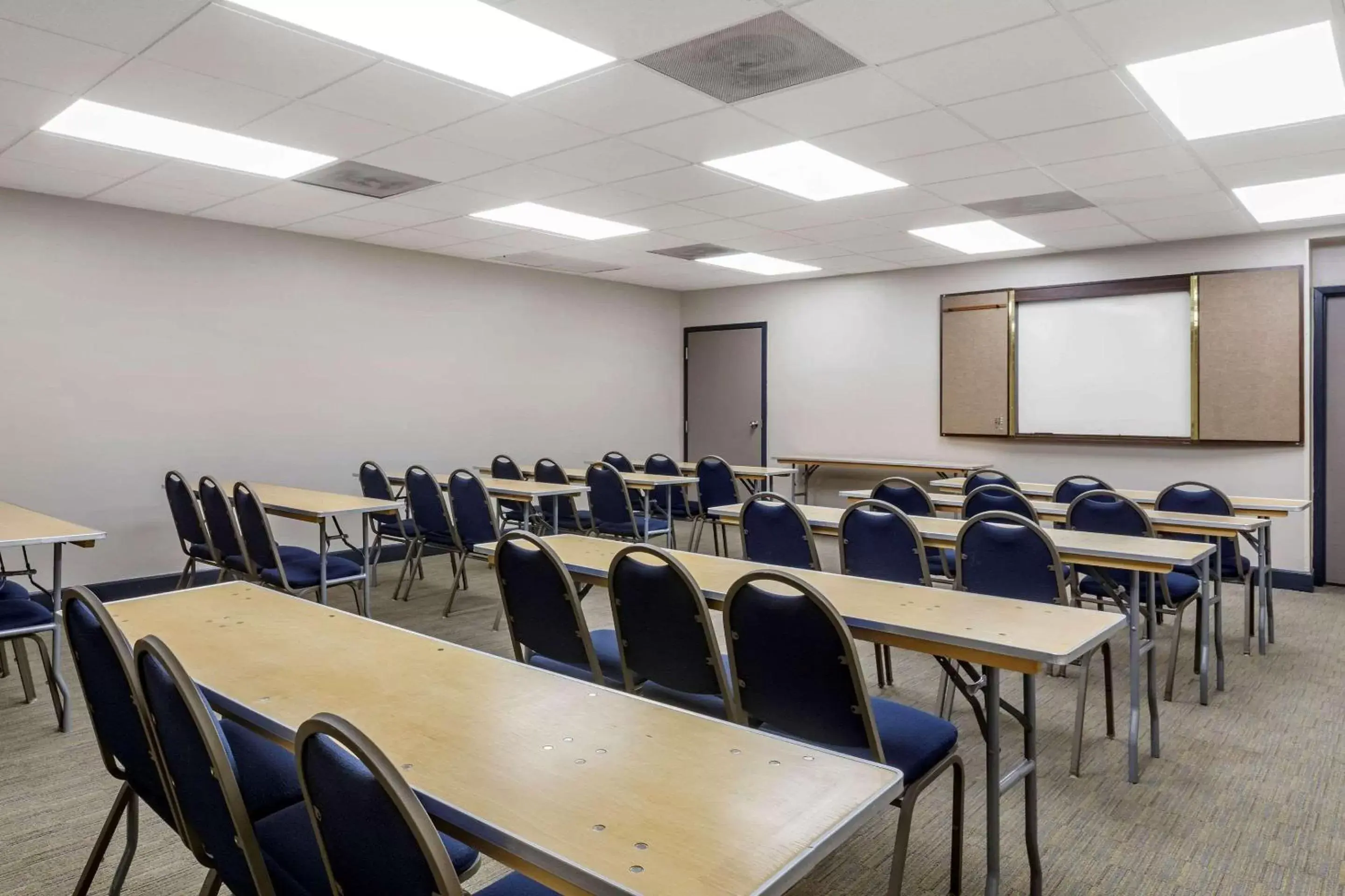 Meeting/conference room in Country Inn & Suites Atlanta Downtown
