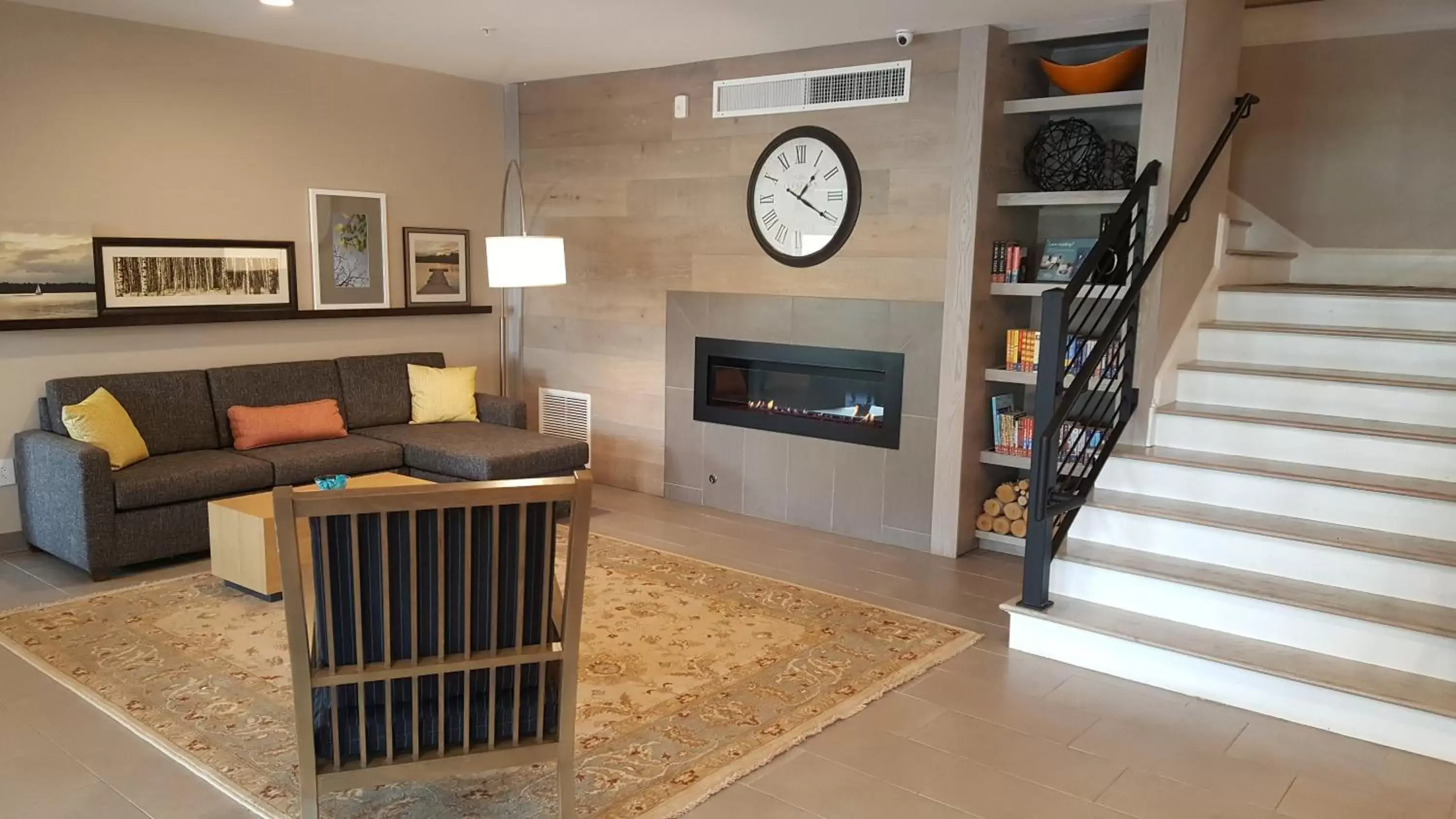 Lobby or reception, Seating Area in Country Inn & Suites by Radisson, Savannah Midtown, GA