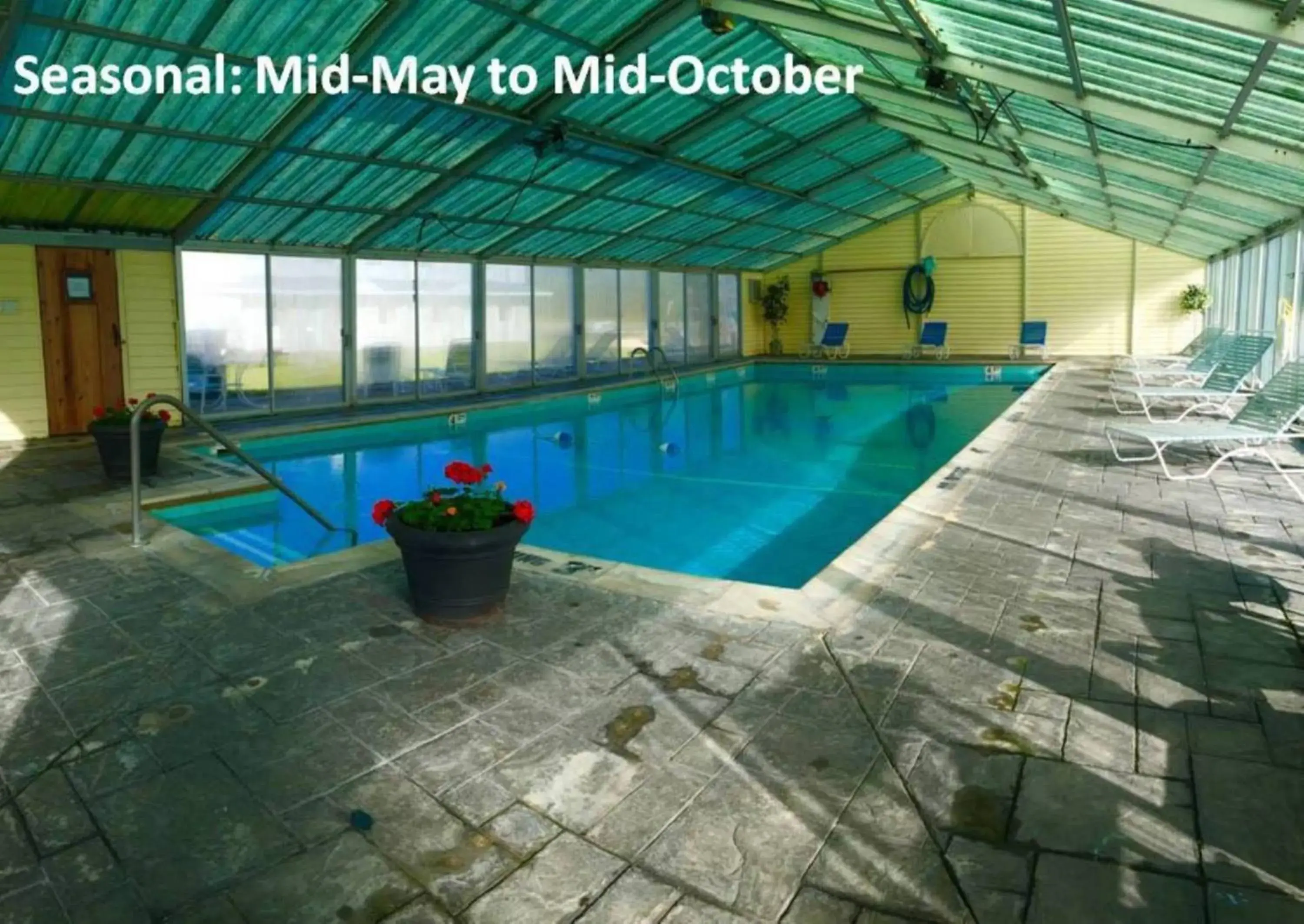 Swimming Pool in Thunderbird Inn of Mackinaw City