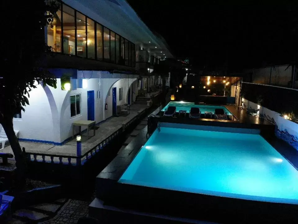 Restaurant/places to eat, Swimming Pool in Pescadores Suites Moalboal