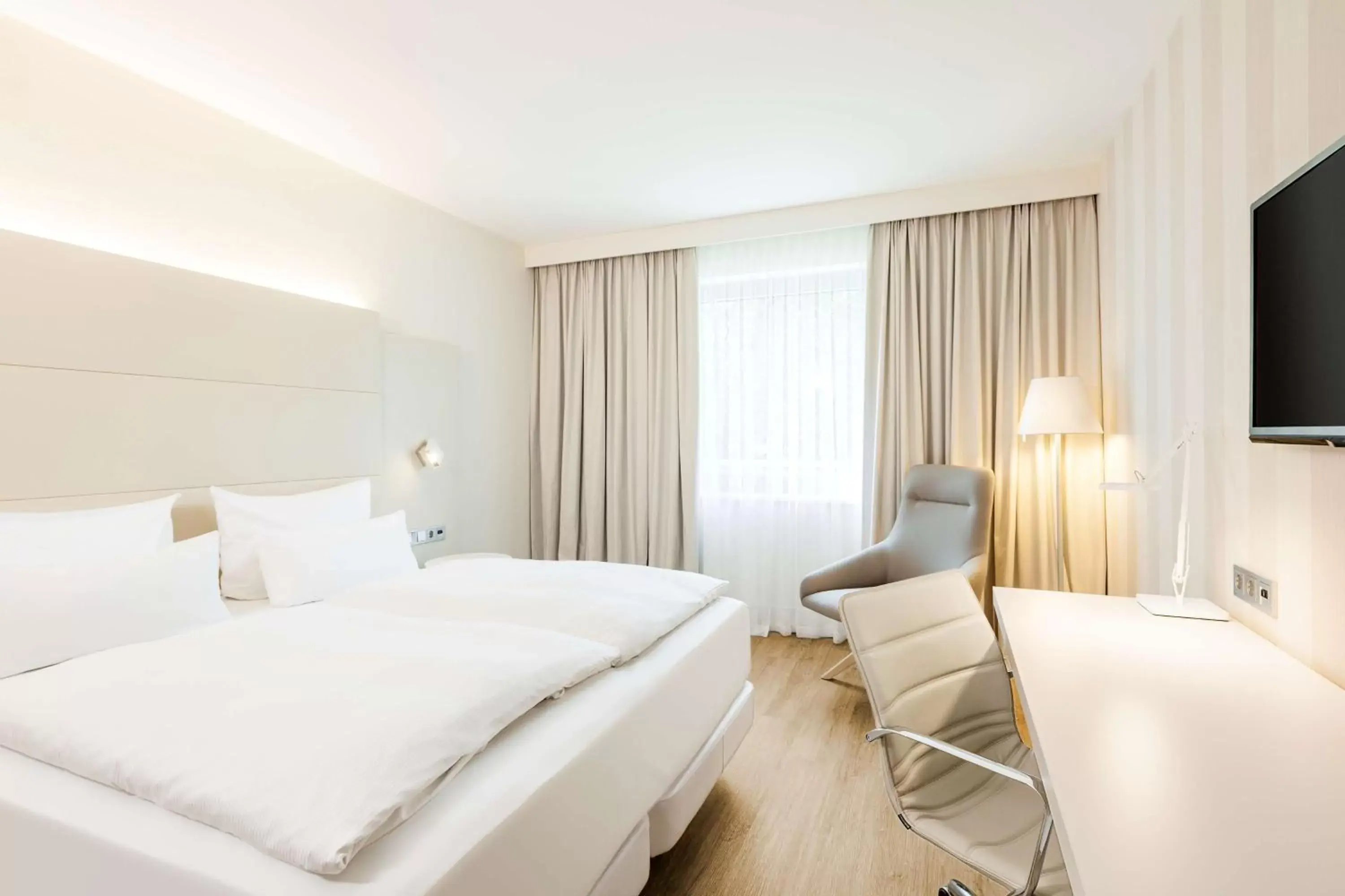 Photo of the whole room, Bed in NH Düsseldorf City Nord