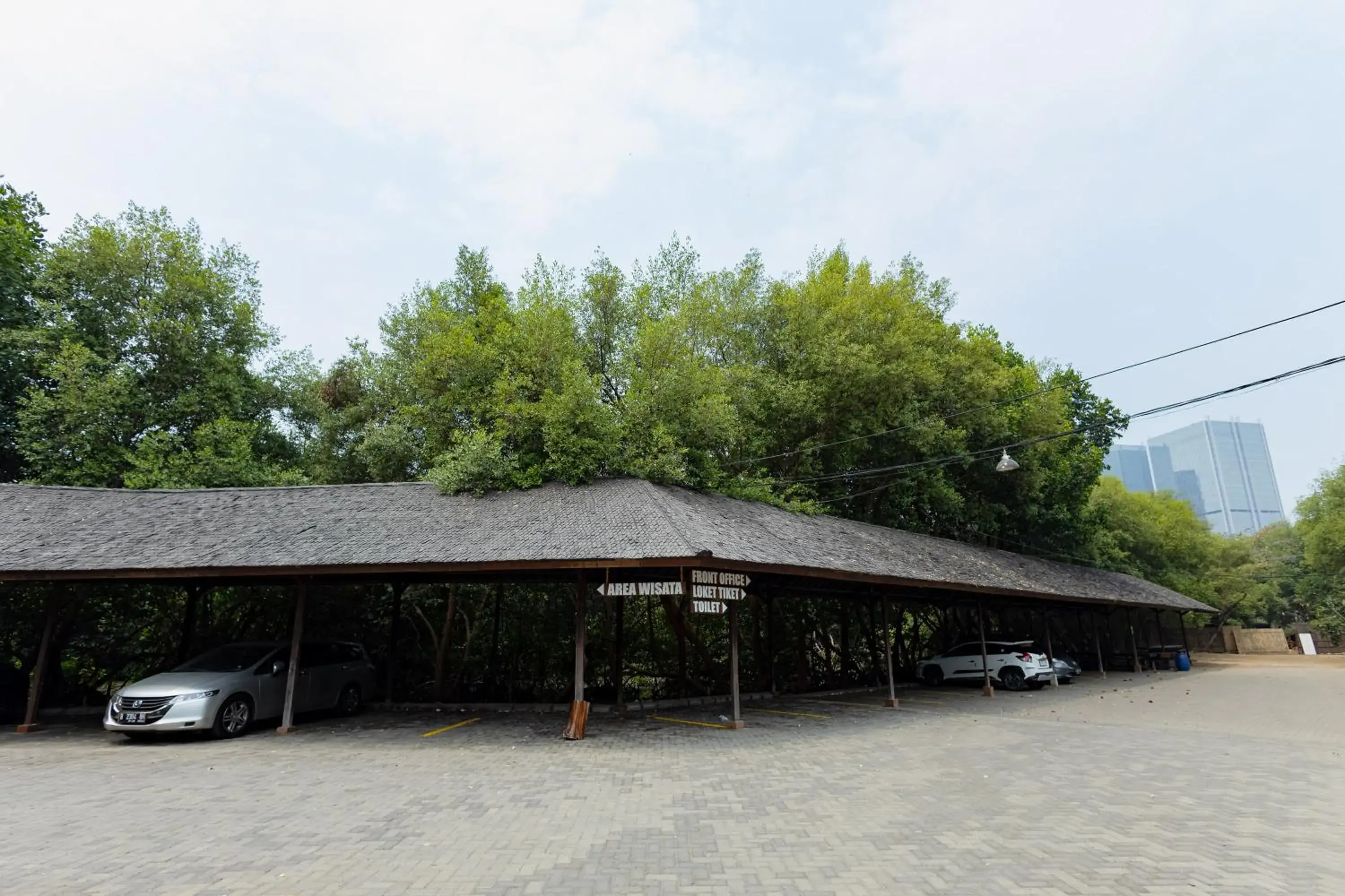 Parking in RedDoorz Resort @ Taman Wisata Mangrove