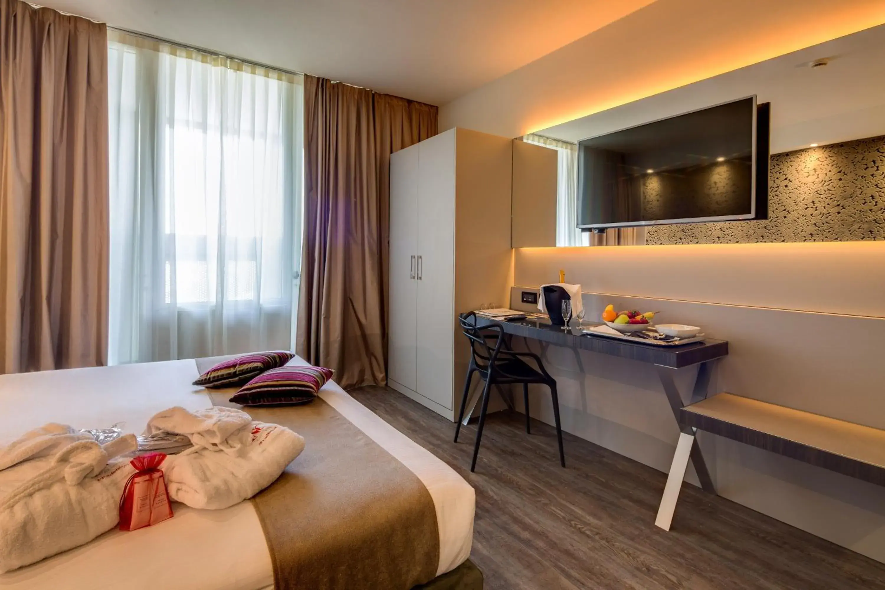 Bedroom, TV/Entertainment Center in Best Western Plus Hotel Farnese