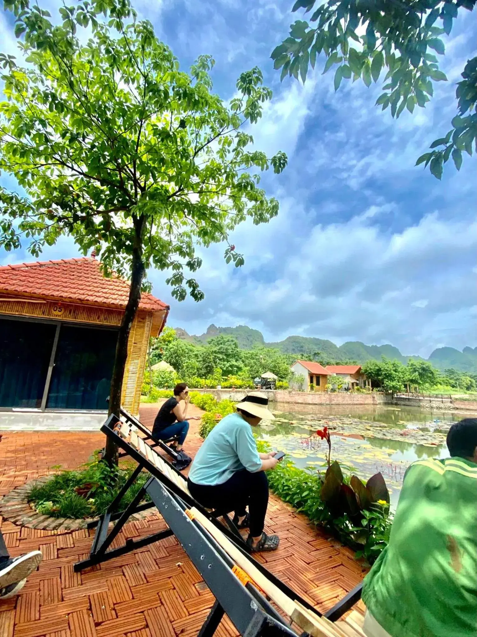 group of guests in Tam Coc Cat Luong Homestay