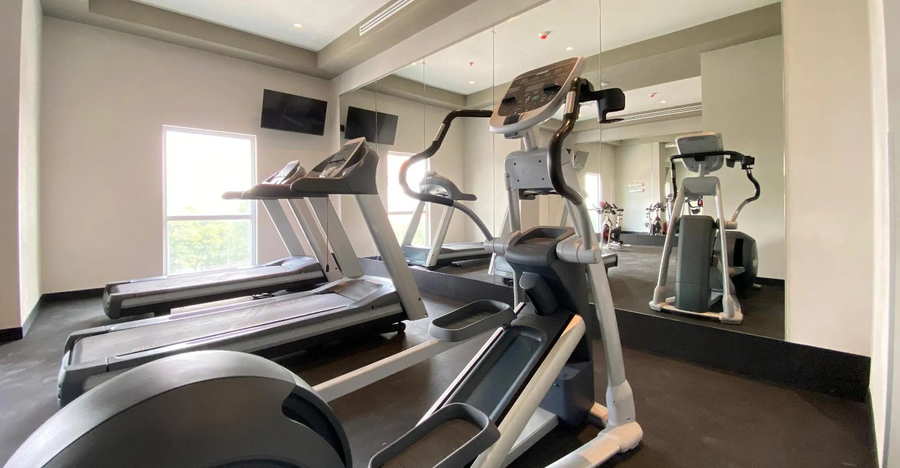 Fitness centre/facilities in Hotel MX mas cuautitlan Izcalli, Trademark by Wyndham