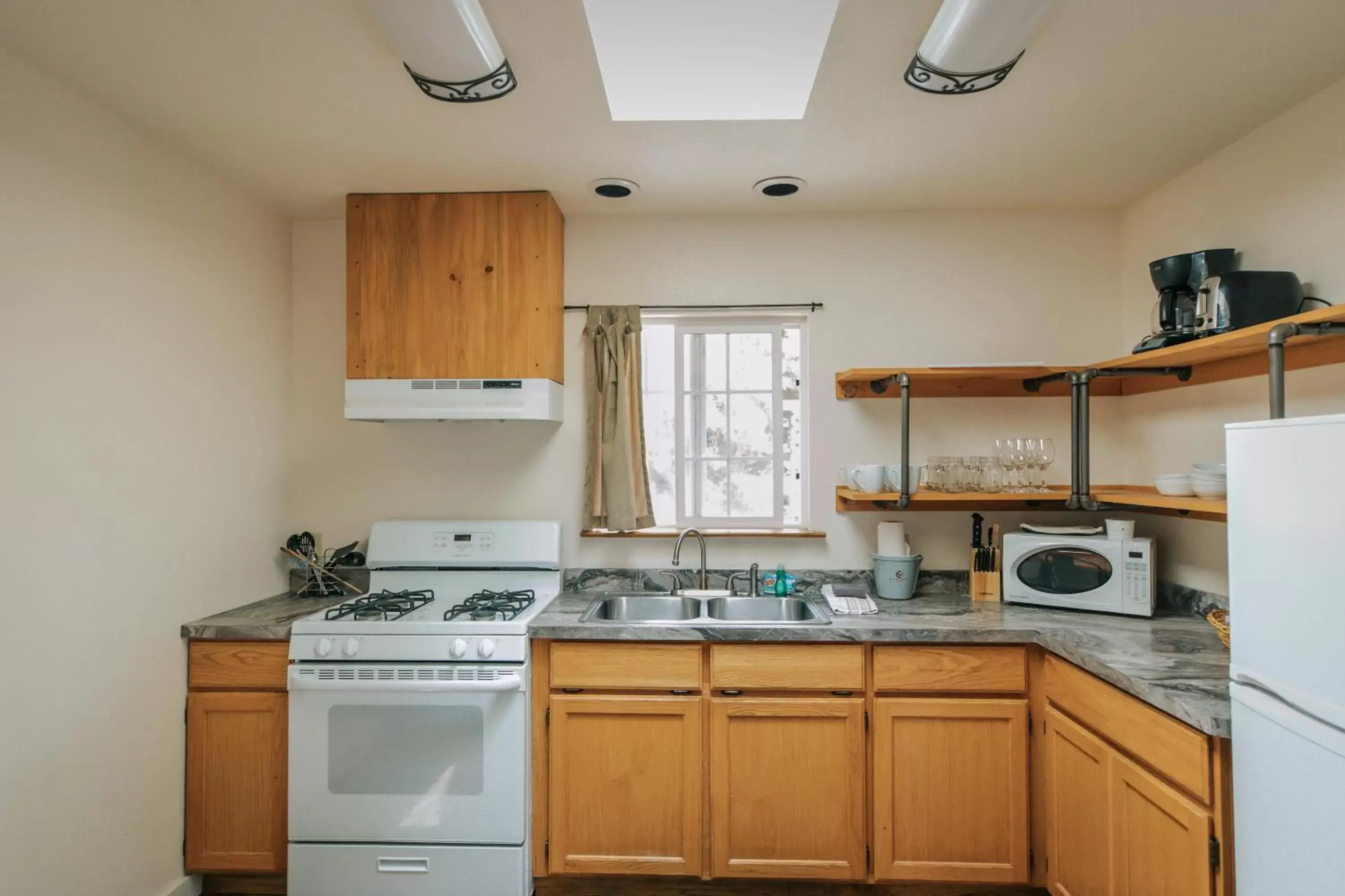 Kitchen/Kitchenette in View Crest Lodge