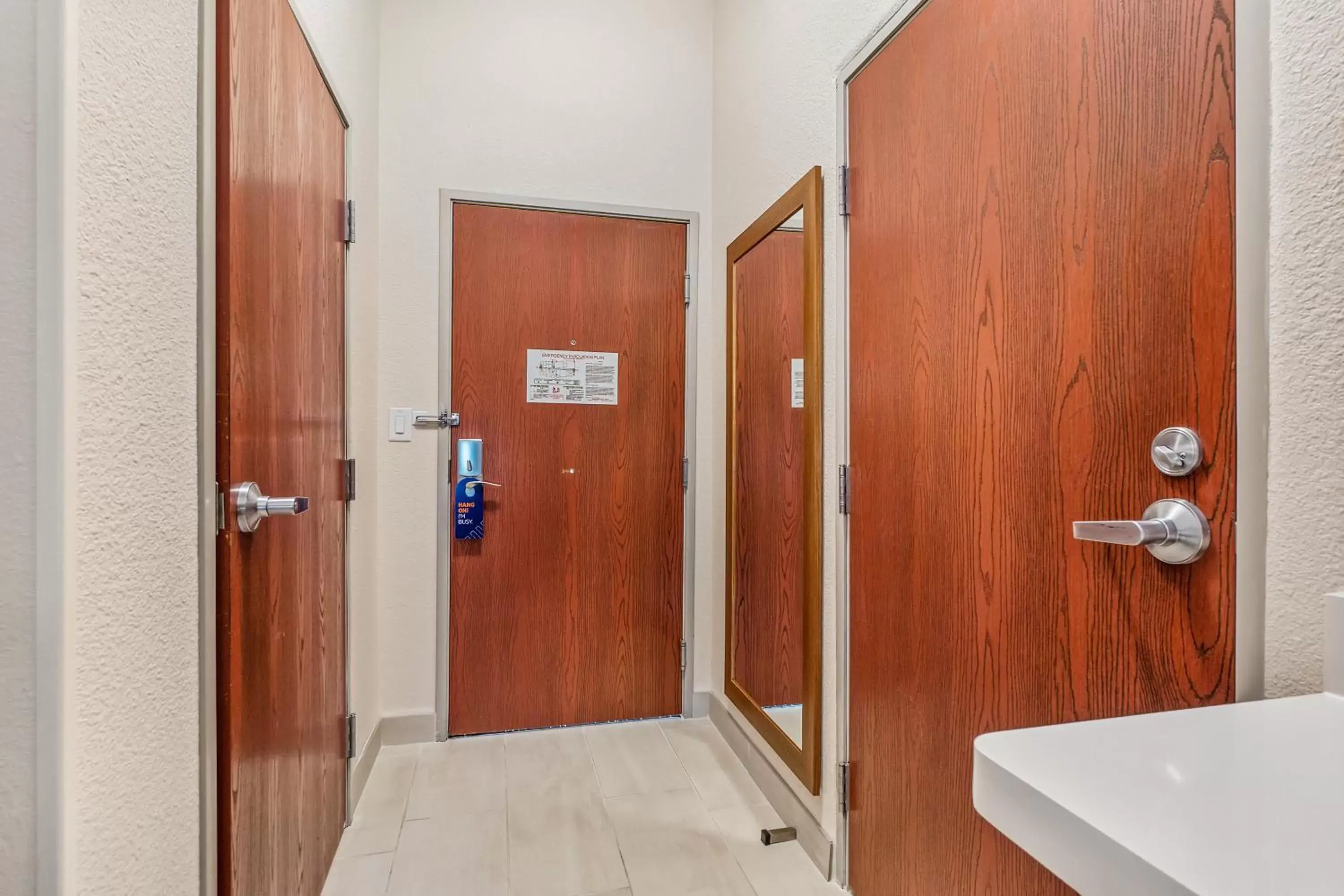 Photo of the whole room, Bathroom in Holiday Inn Express & Suites Van Buren-Fort Smith Area, an IHG Hotel