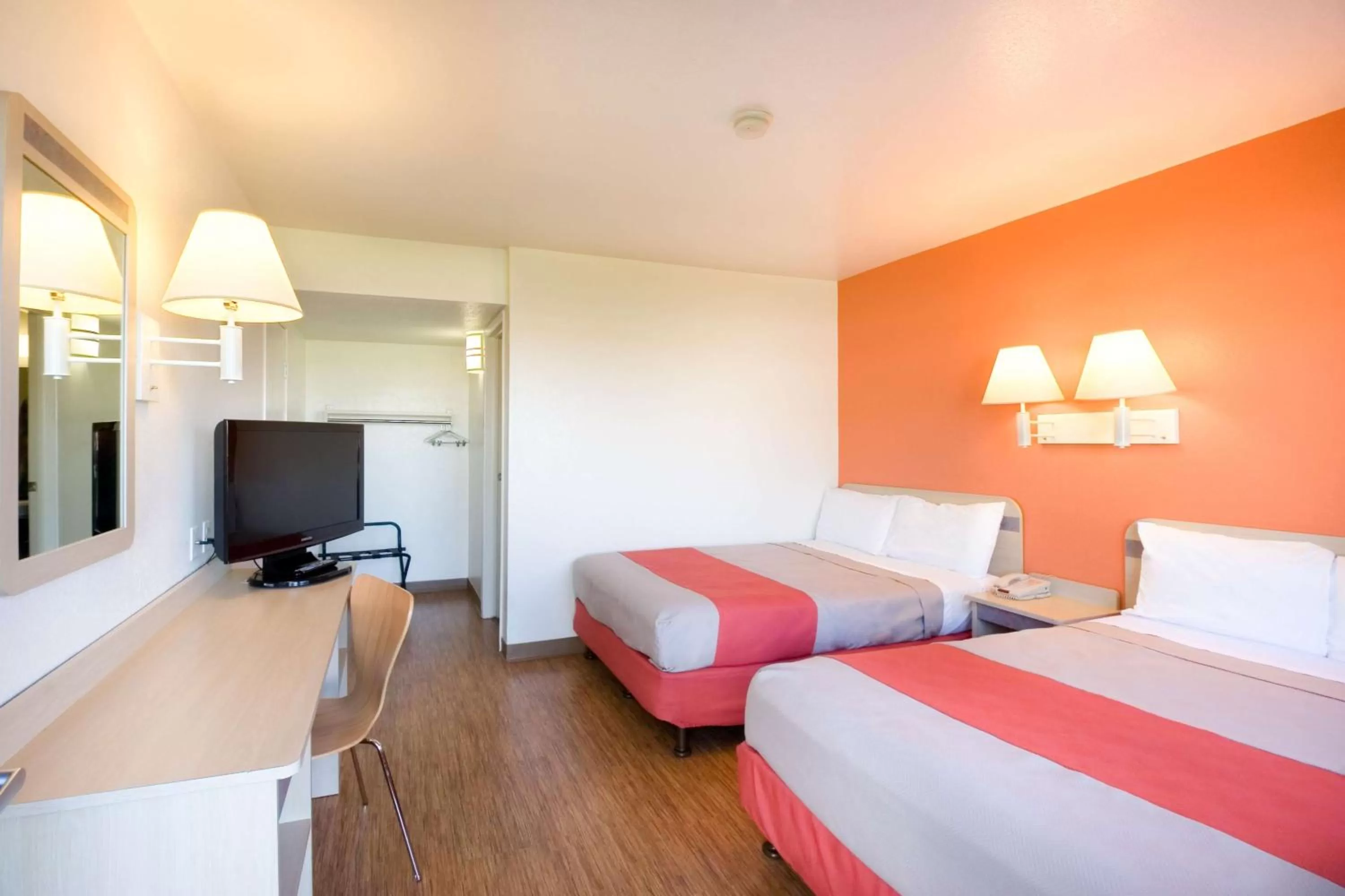 TV and multimedia, Bed in Motel 6-Pendleton, OR