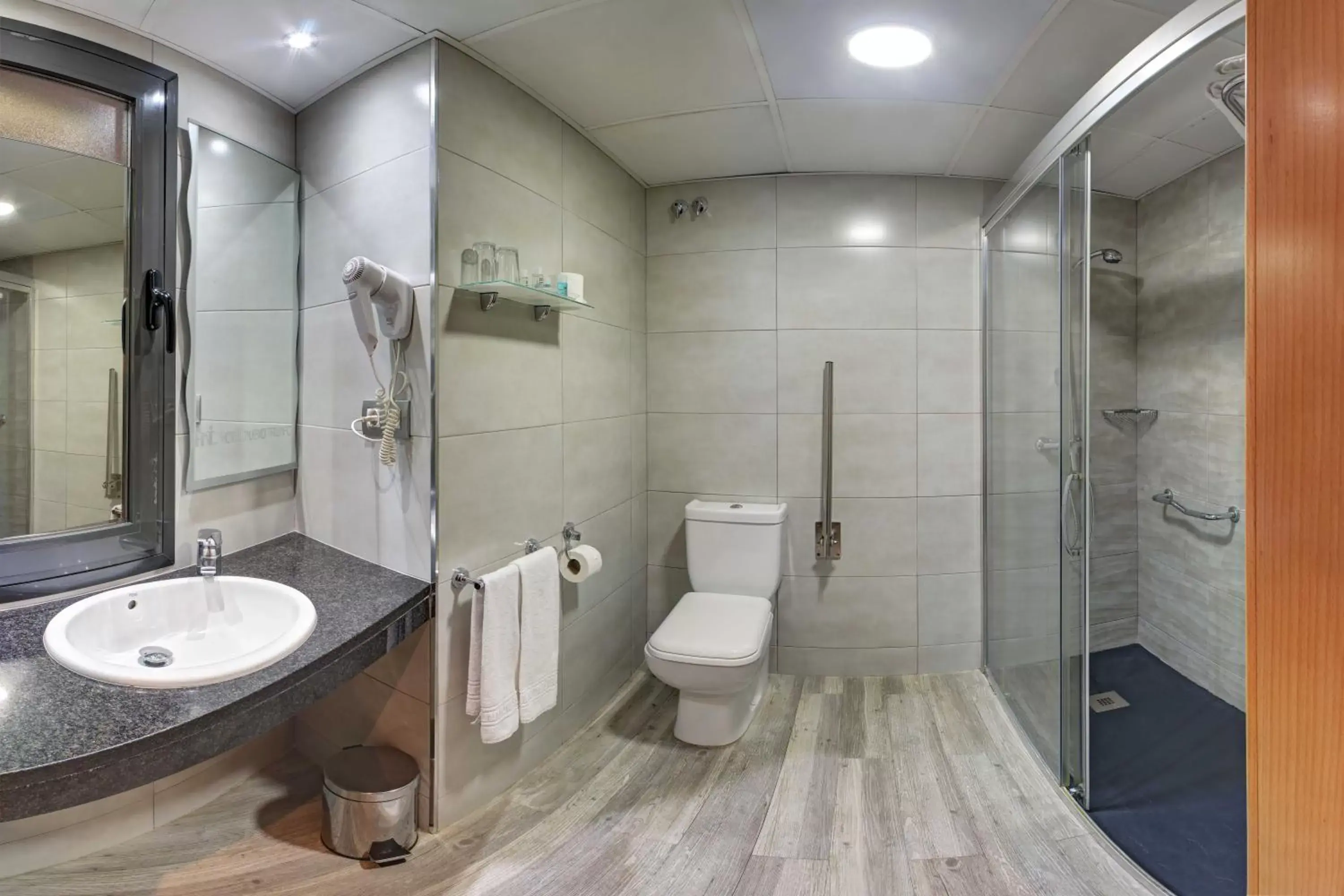 Shower, Bathroom in Hotel Nuevo Triunfo