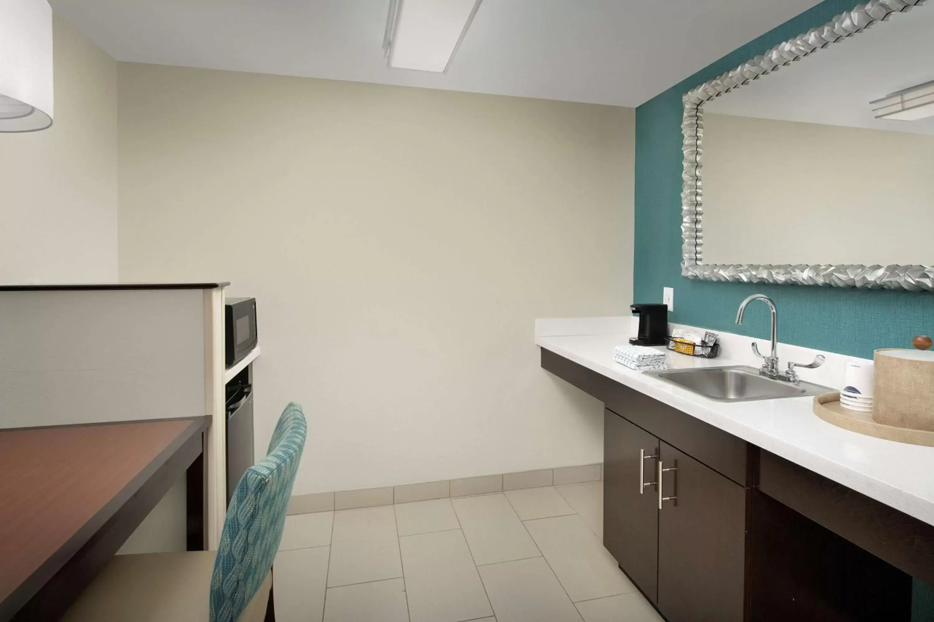 Photo of the whole room, Bathroom in Hampton Inn & Suites Alpharetta-Windward