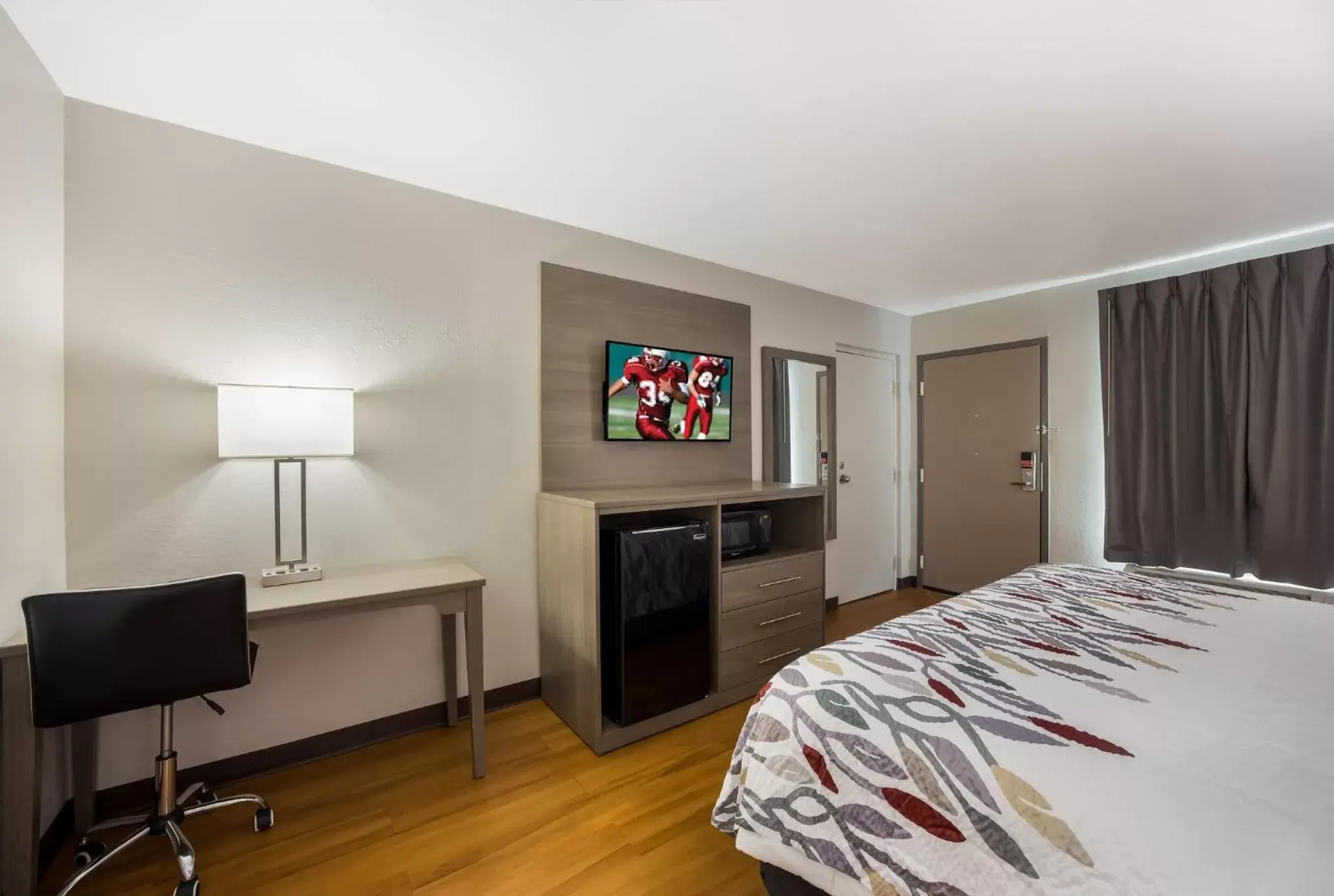 Photo of the whole room, TV/Entertainment Center in Red Roof Inn & Suites Thomasville