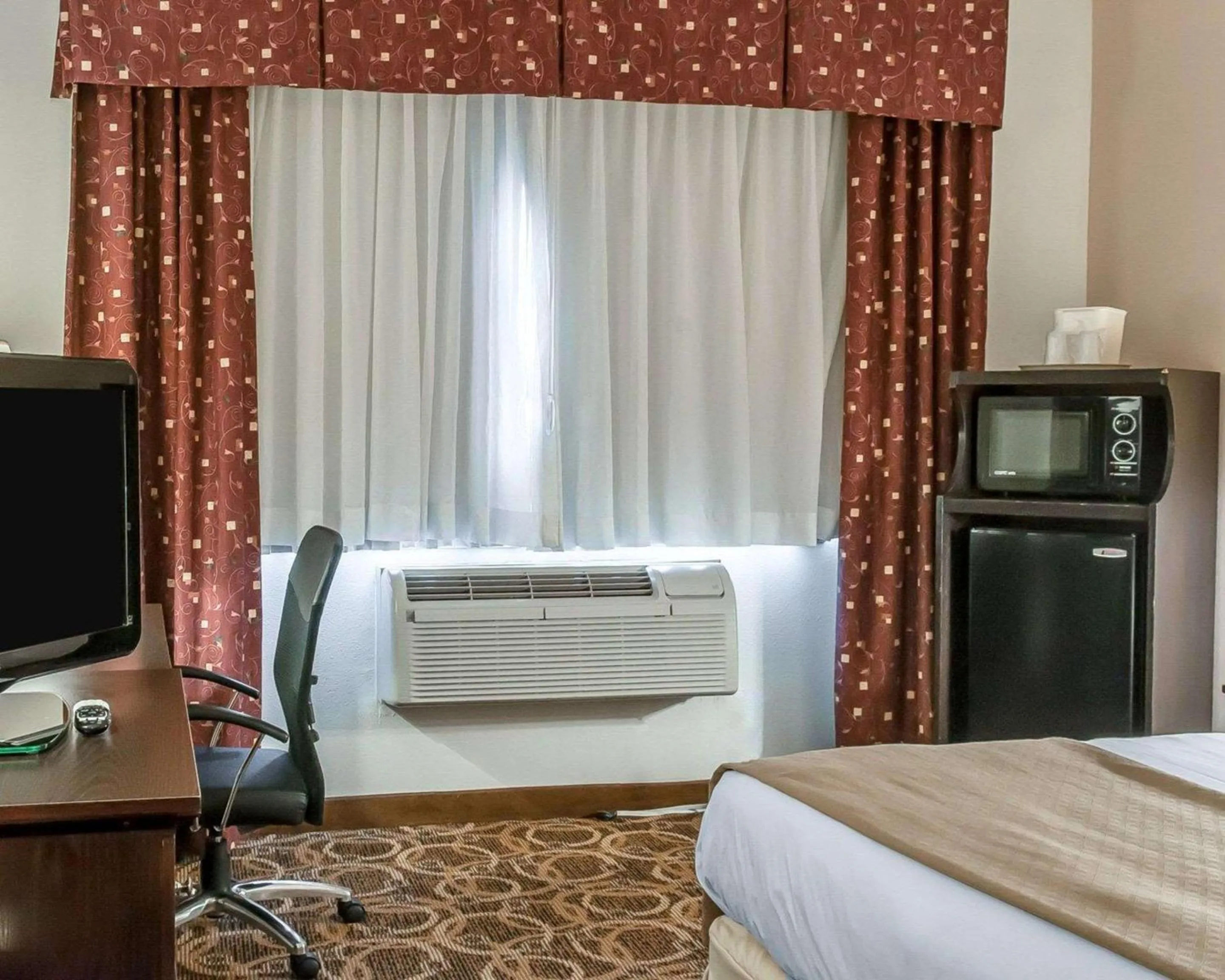 Photo of the whole room, Bed in Premier Extended Stay Hobbs