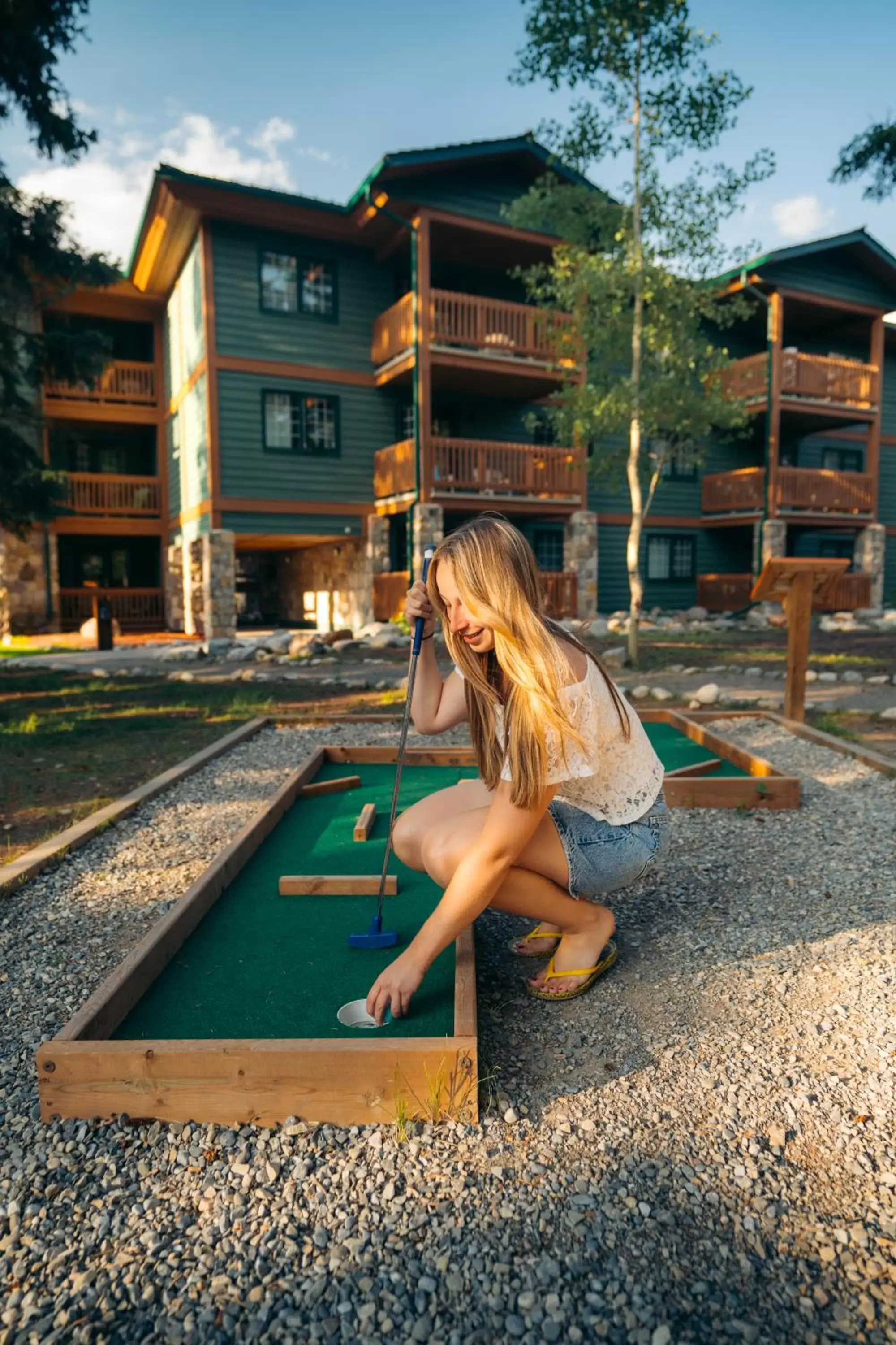 Minigolf, Swimming Pool in Lake Louise Inn