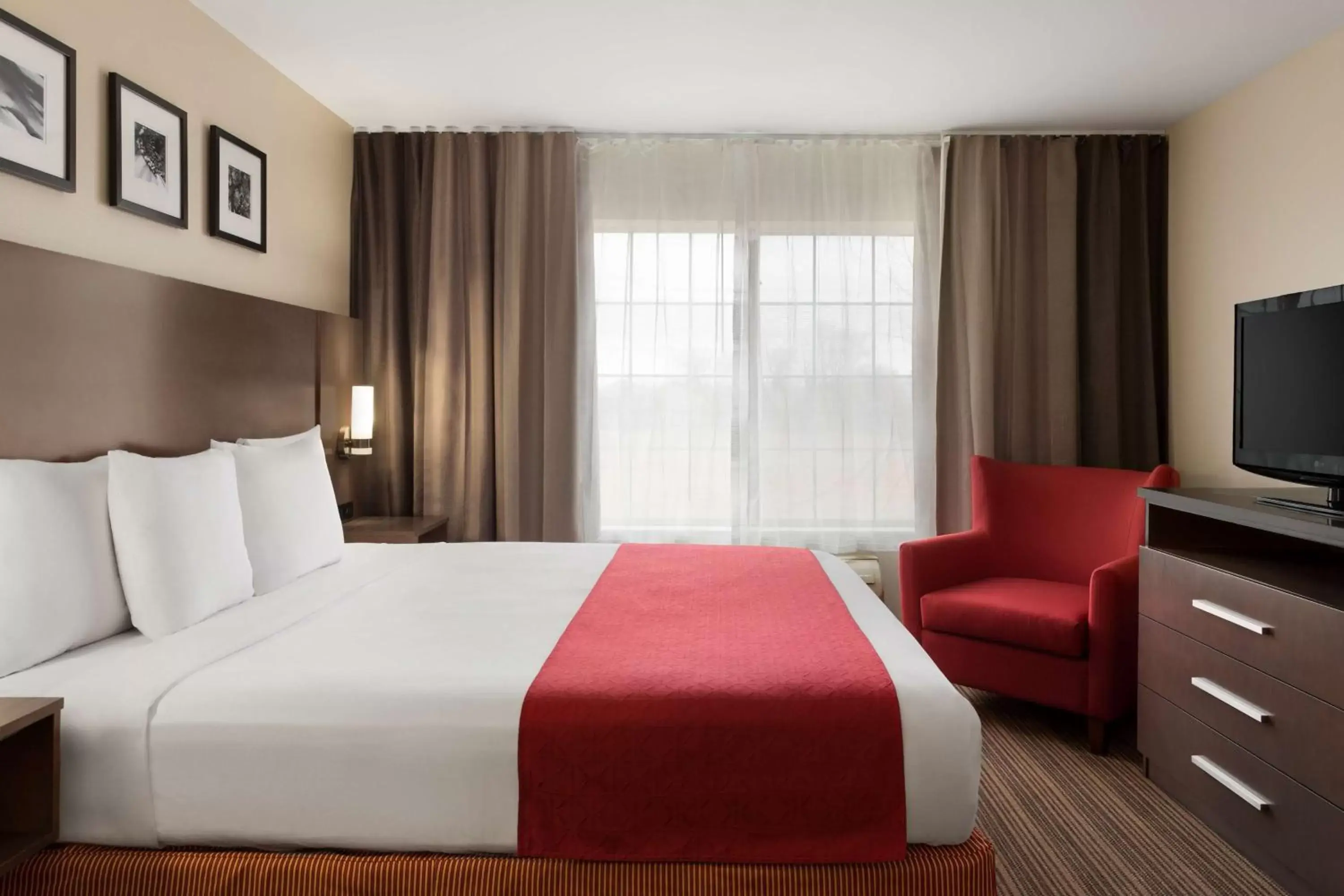 Photo of the whole room, Bed in Country Inn & Suites by Radisson, Omaha Airport, IA
