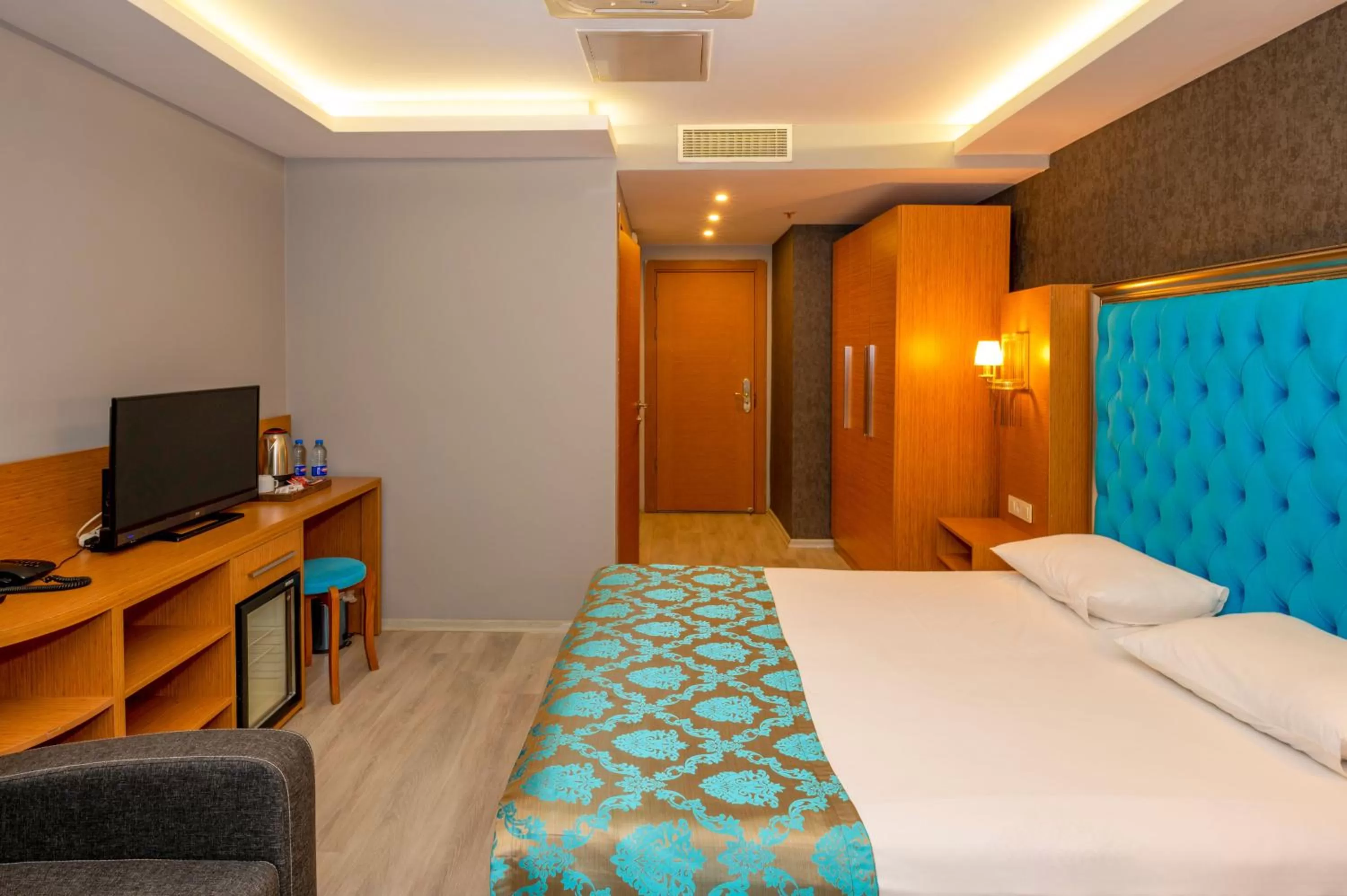 Photo of the whole room, Bed in Grand Palace Hotel